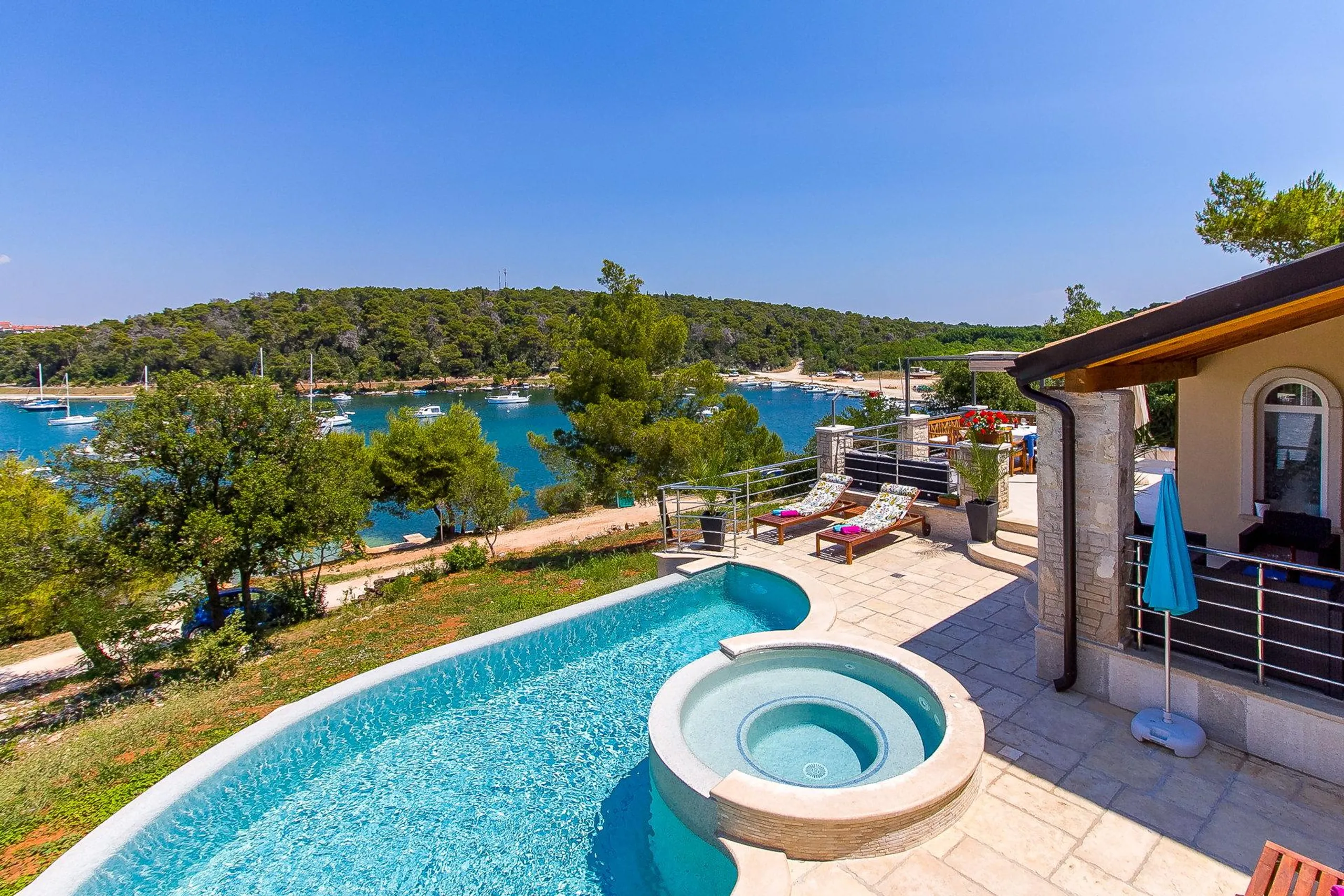 Calming Villa with Curved Infinity Pool Offering Breathtaking Views of Soline Bay — photograph 10
