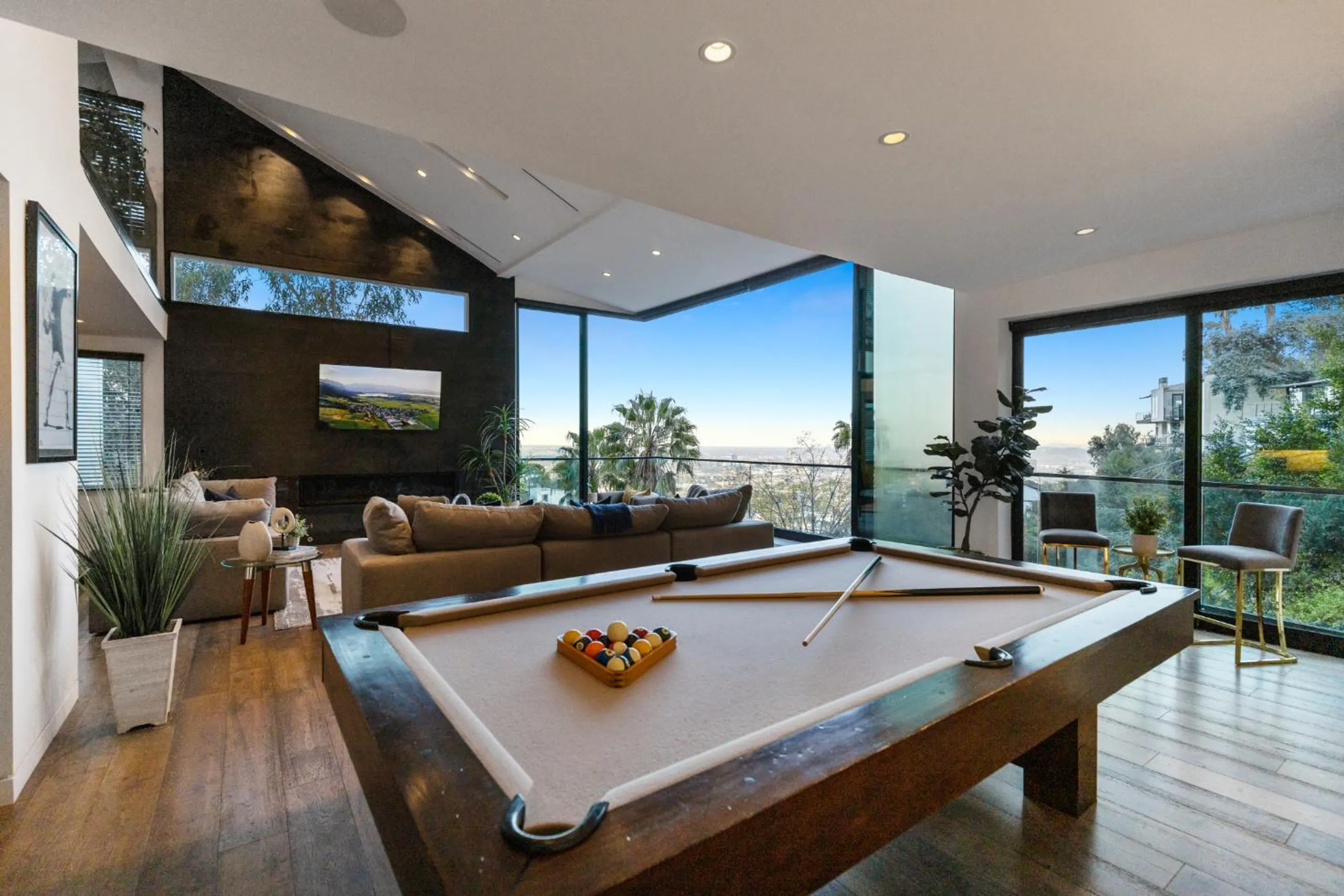 Modern Architectural Villa with Large Pool and City Views — photograph 4