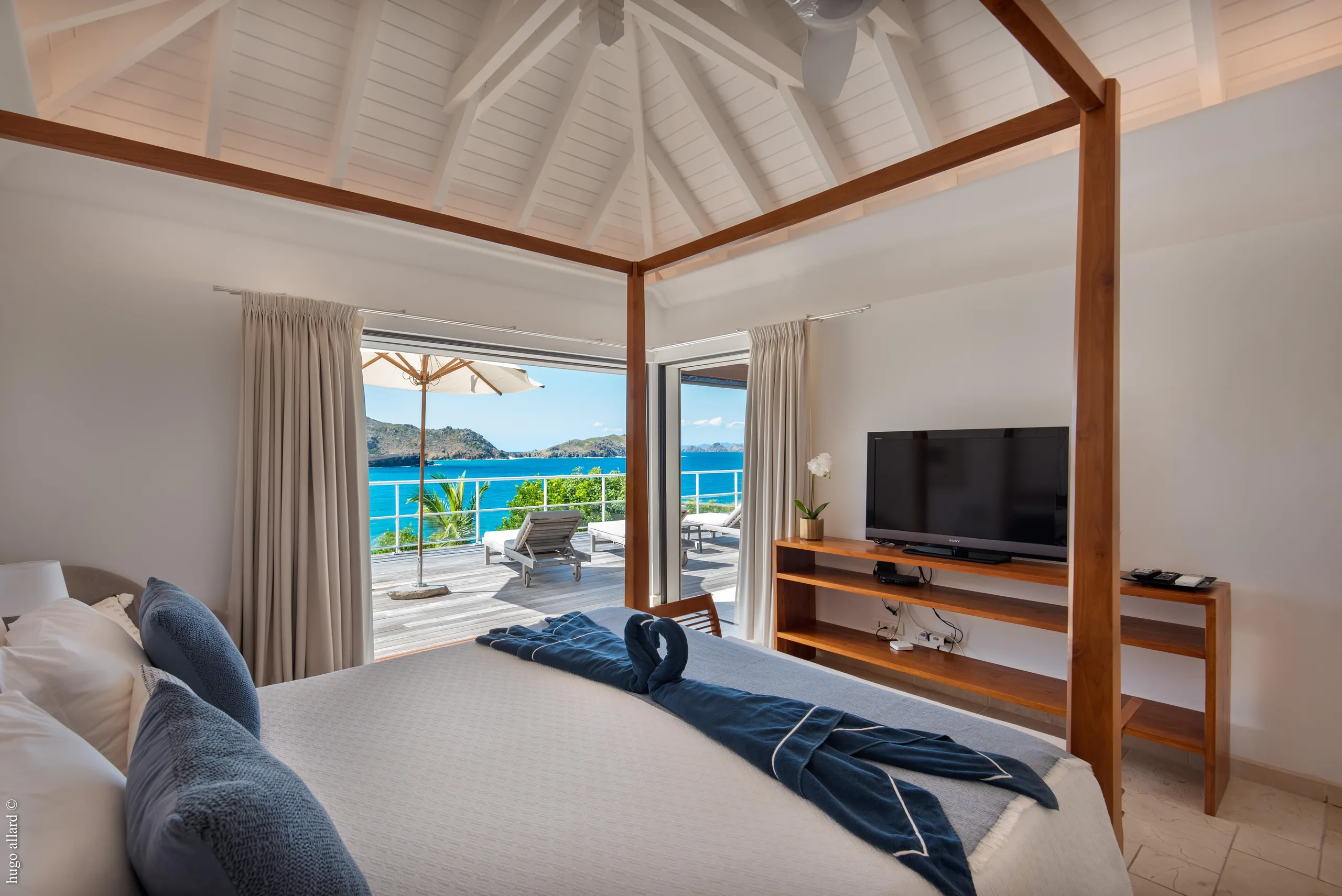 Majestic Seaview Villa with Pool and Indoor-Outdoor Living — photograph 9