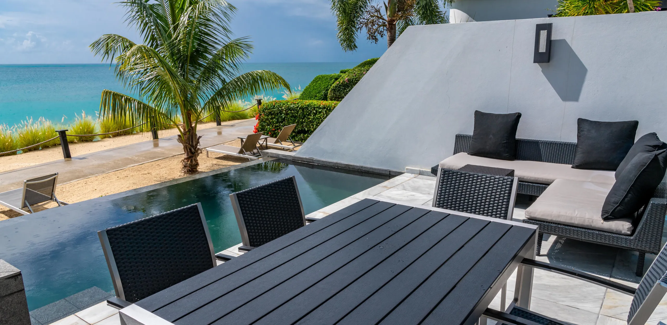 Beachfront Bliss: 3-Bedroom Villa with Pool, BBQ, and Ocean Access — photograph 3