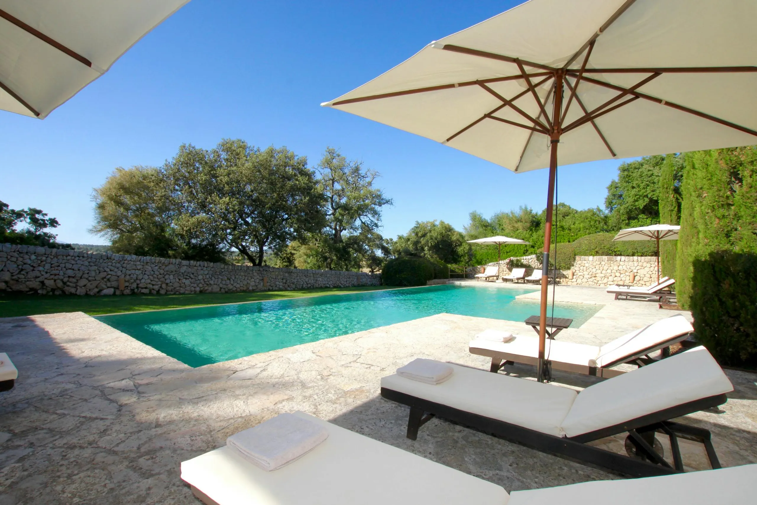 Relaxing Spanish Estate with Private Pool and Gazebo — photograph 4