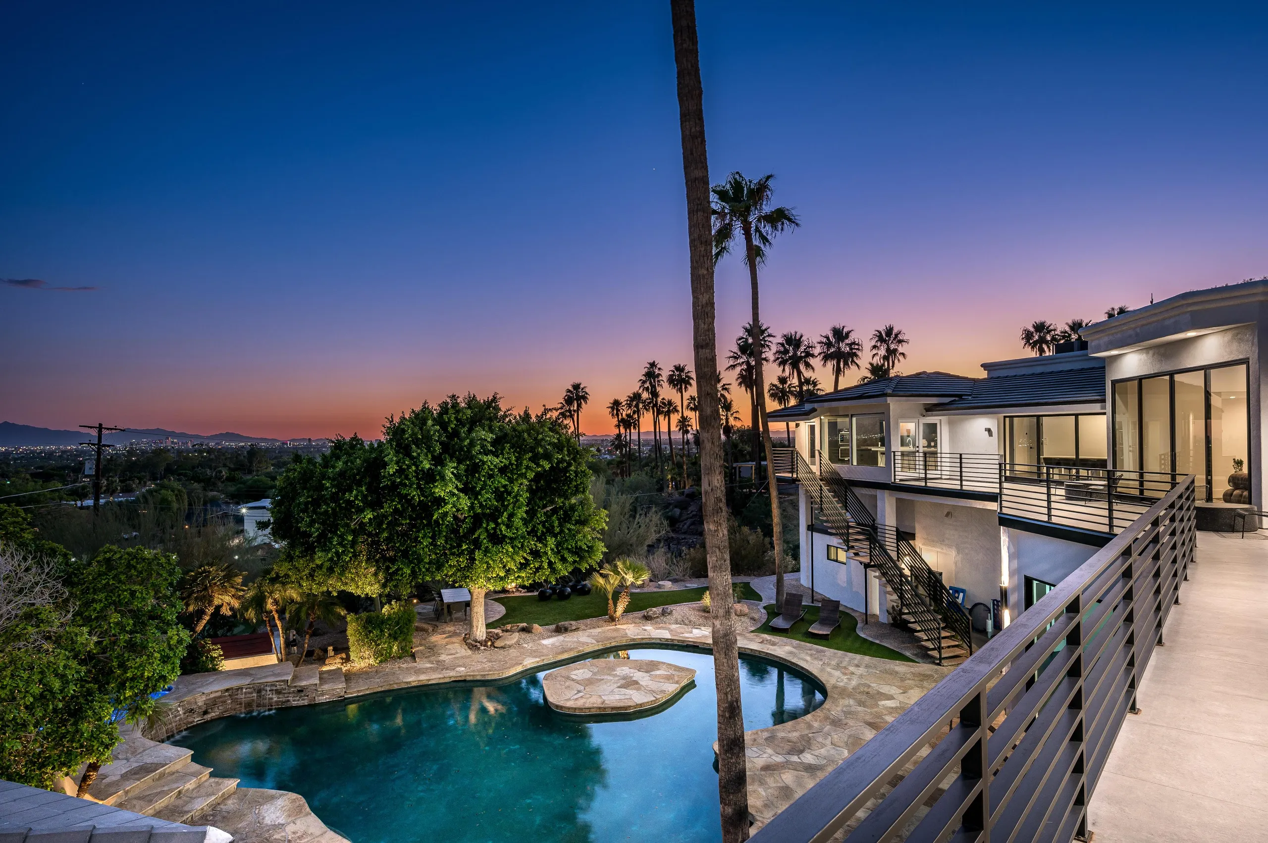 Iconic Camelback Mountain Estate with Private Heated Pool, and Breathtaking City and Mountain Views, Paradise Valley