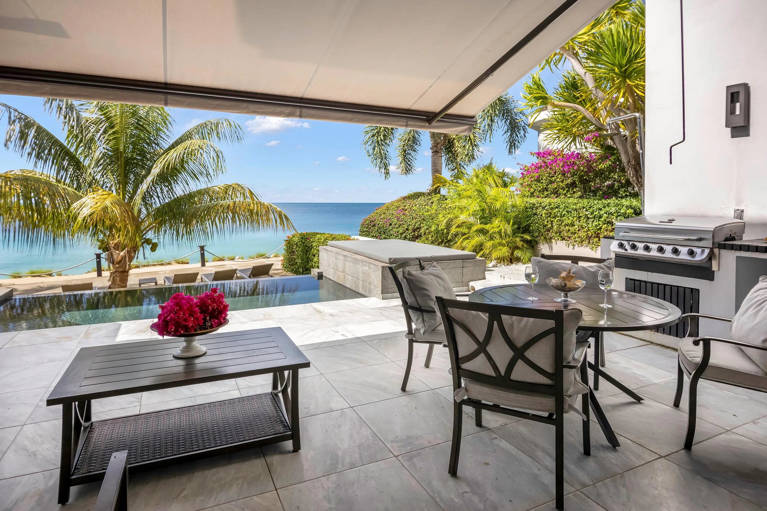 Refreshing Beachfront Villa with Infinity Pool and Private Beach Access — photograph 5