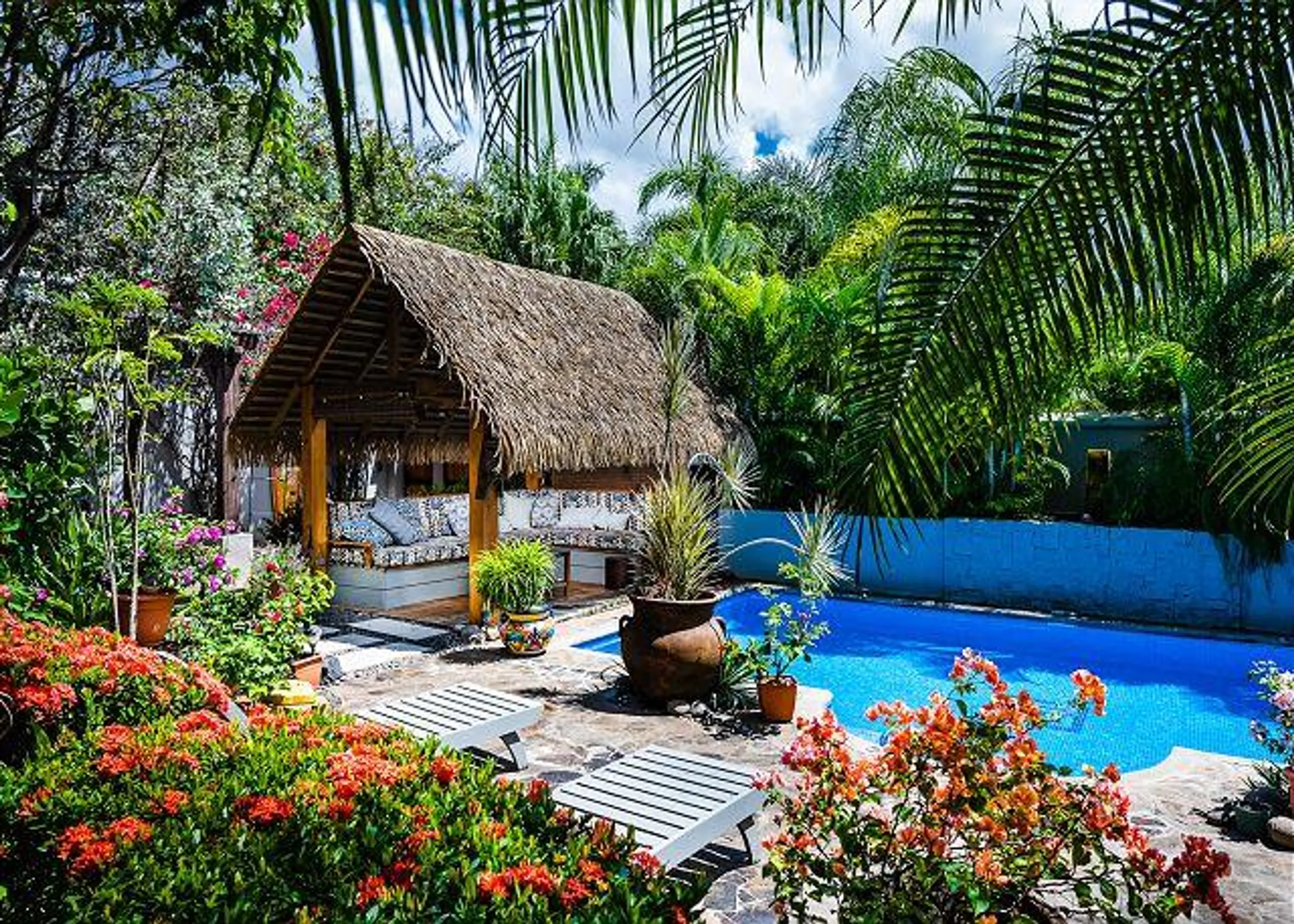 Tropical Luxury Villa with Private Pool, Beach Access and Lush Grounds — photograph 3