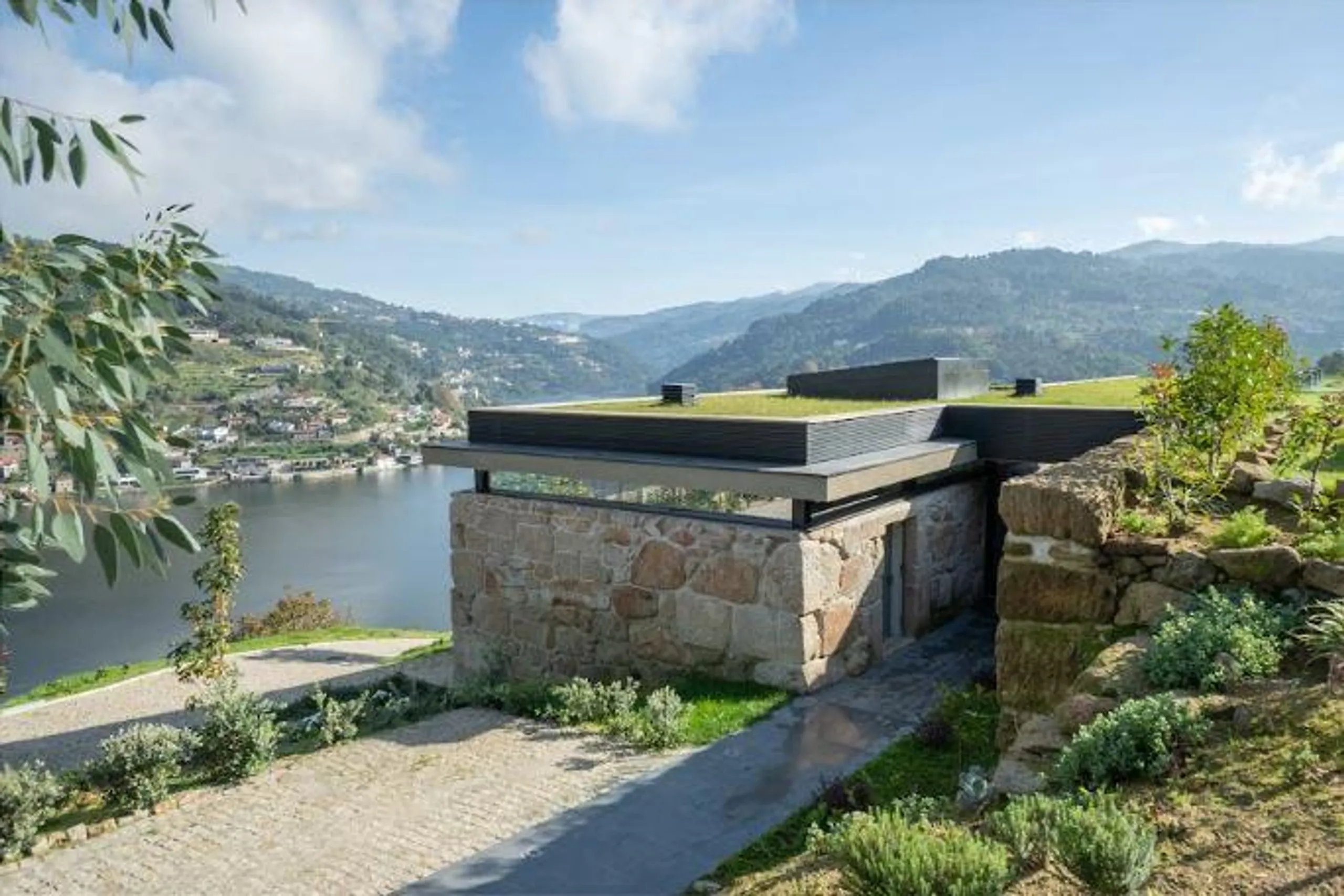 Stunning Luxury Estate with Private Pool and Panoramic River Views — photograph 10