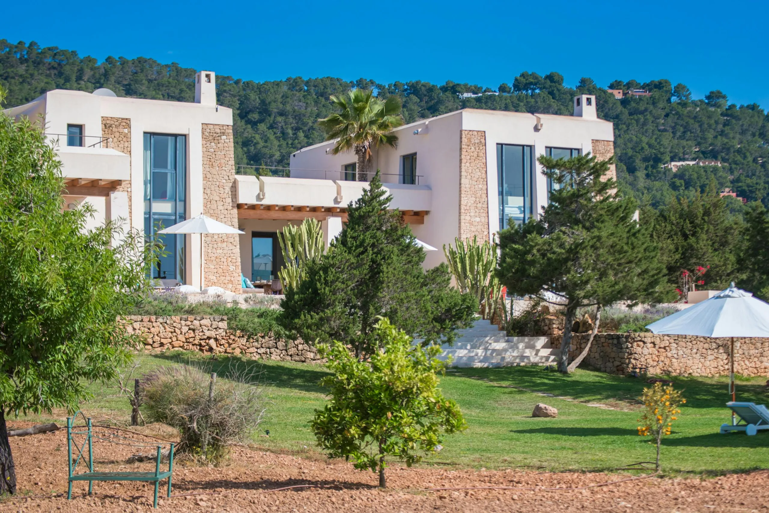 Prestigious Spanish Estate with Private Pool and Beautiful Backyard — photograph 6