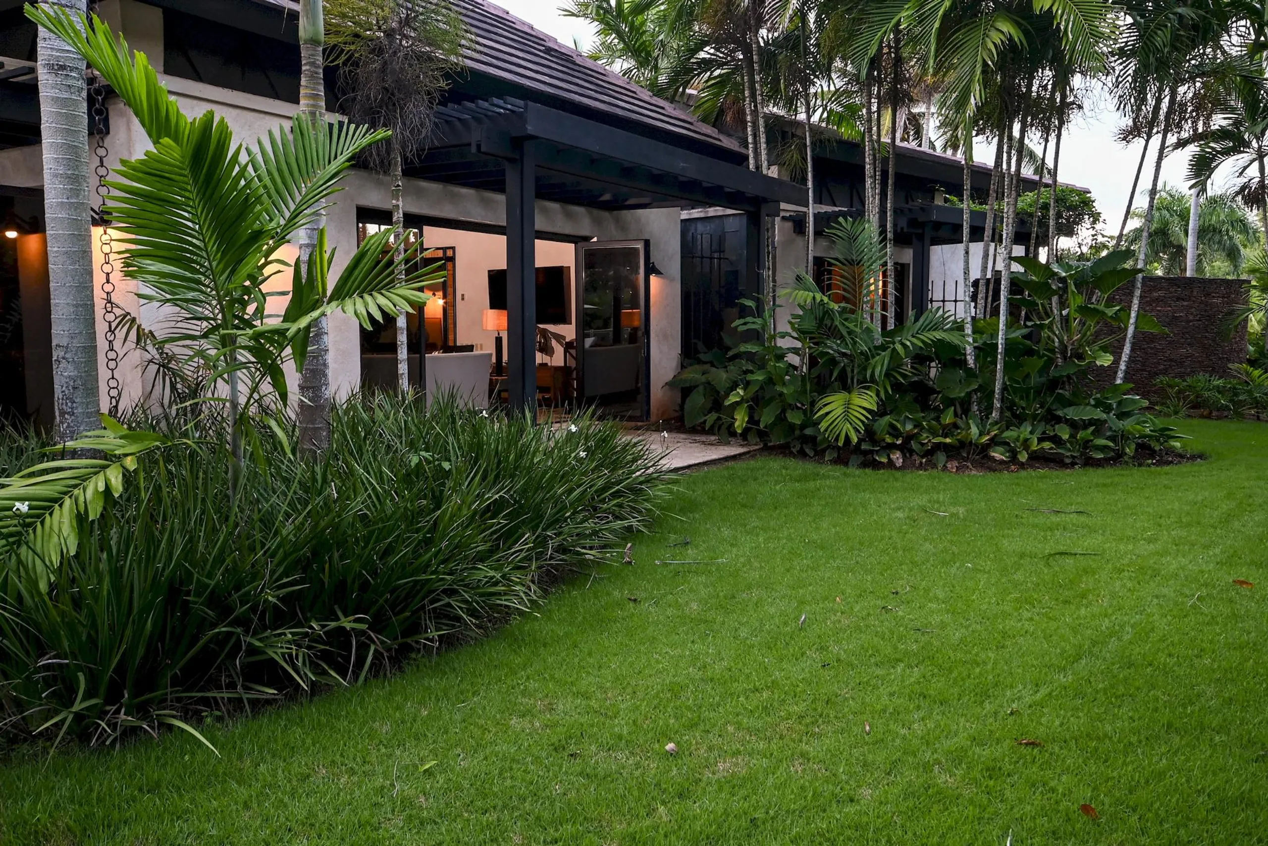 Superb Tropic Retreat with Private Pool and Garden Grounds — photograph 12