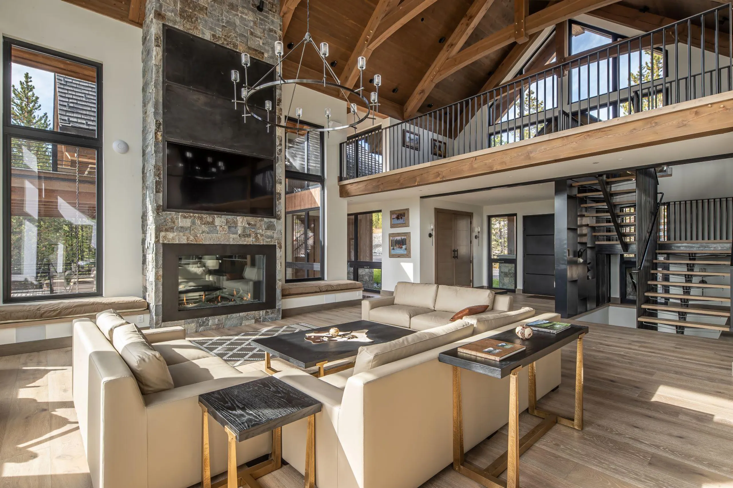 Regal Resort-Style Chalet in Big Sky with Jacuzzi and Fireplace — photograph 7