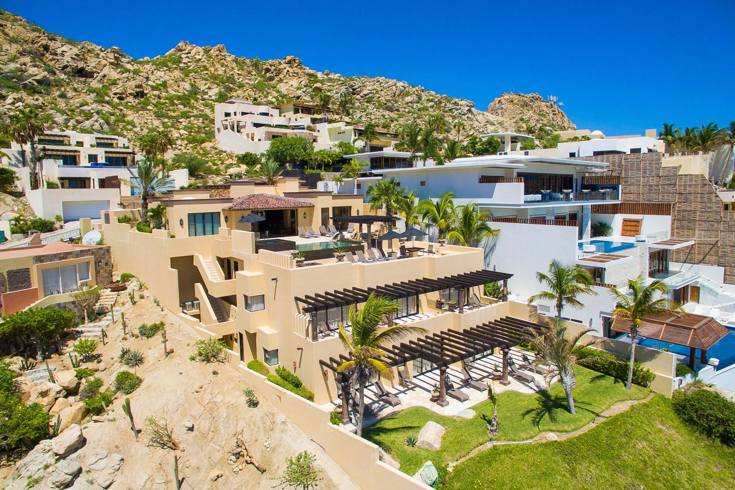 Magnificent Pedregal Estate with Infinity Pool and Ocean Views — photograph 2
