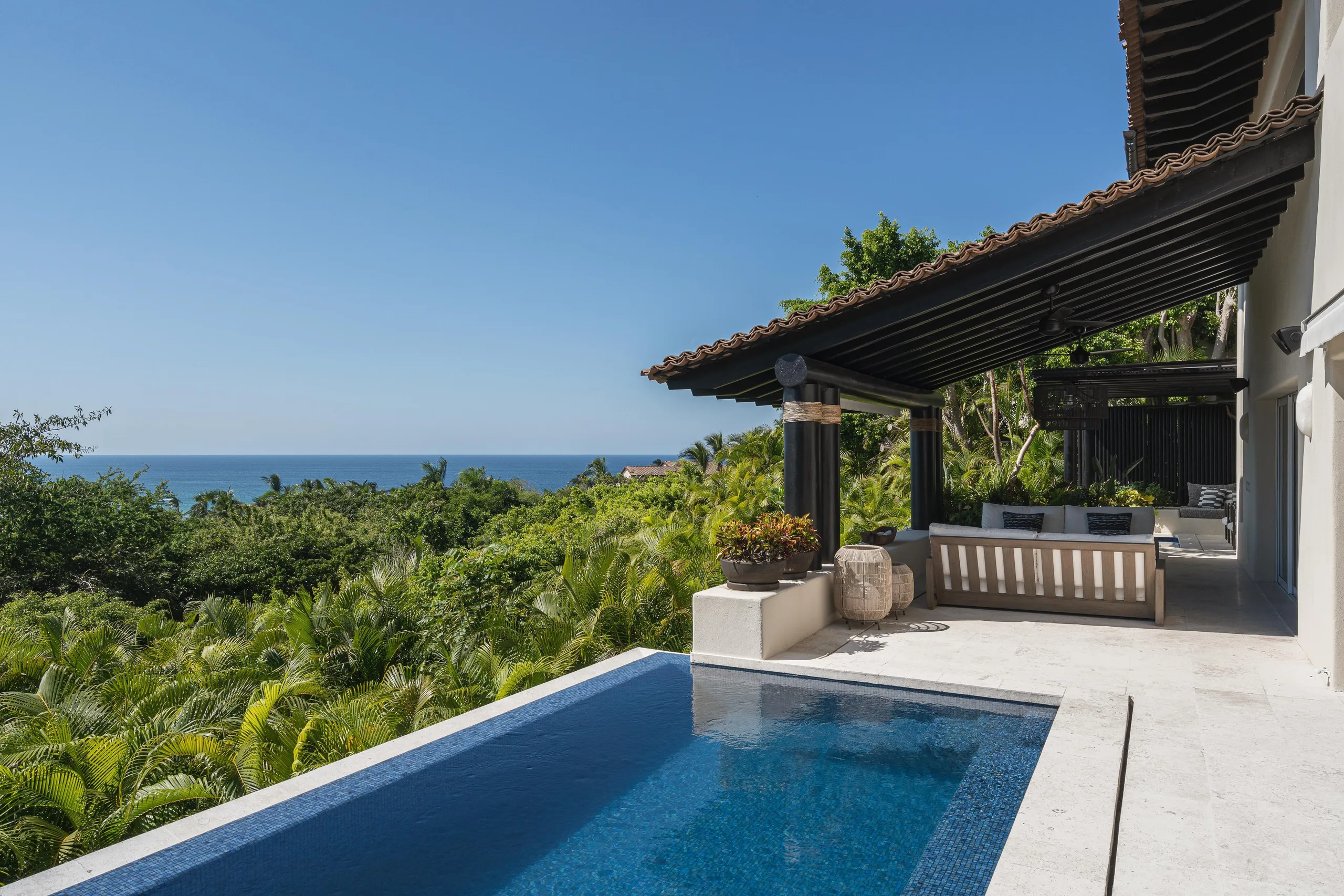 Pristine Resort Villa with Infinity Pool and Sweeping Ocean Views — photograph 2