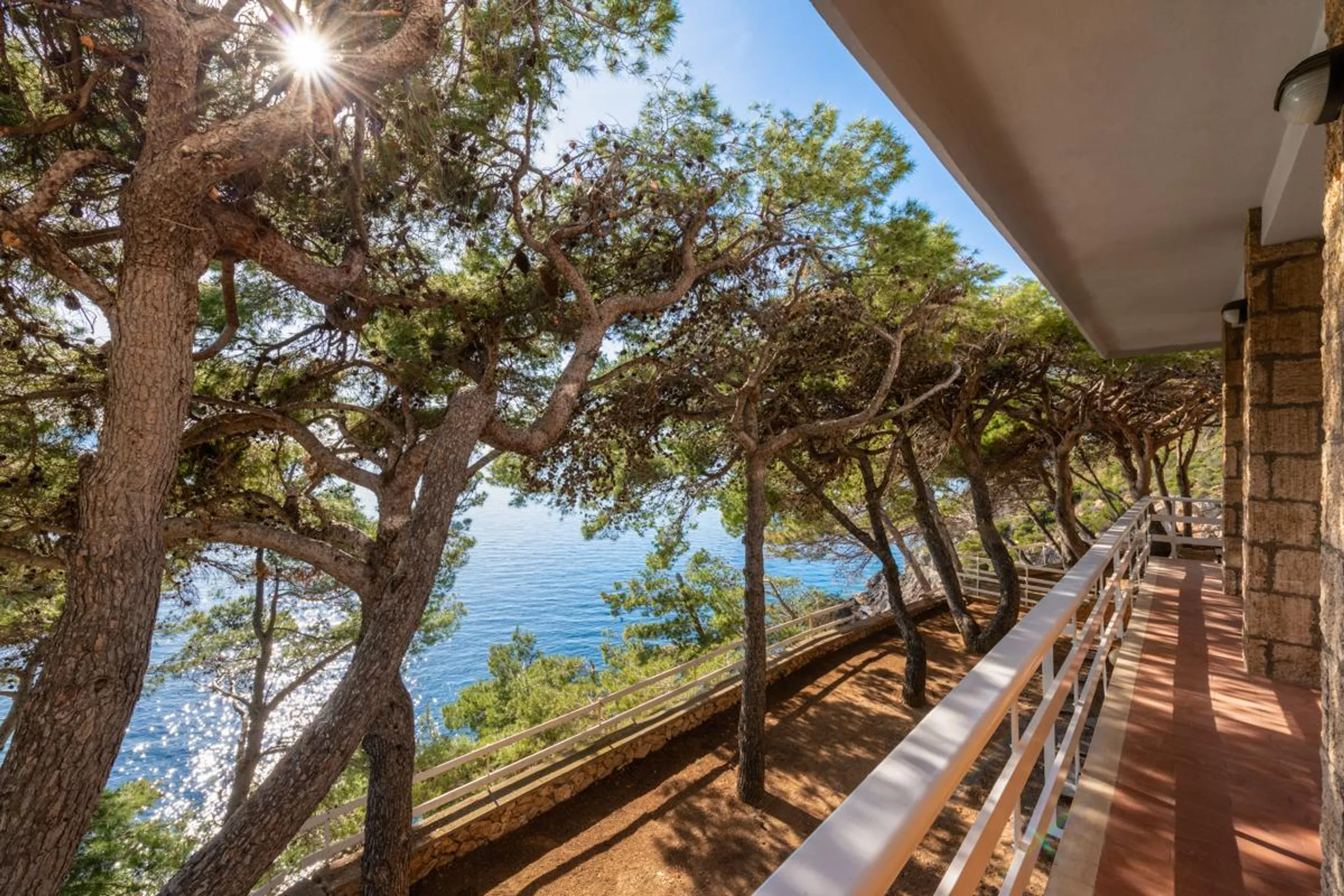 Resplendent Cliffside Villa with Magnificent Ocean Views and Patio — photograph 12