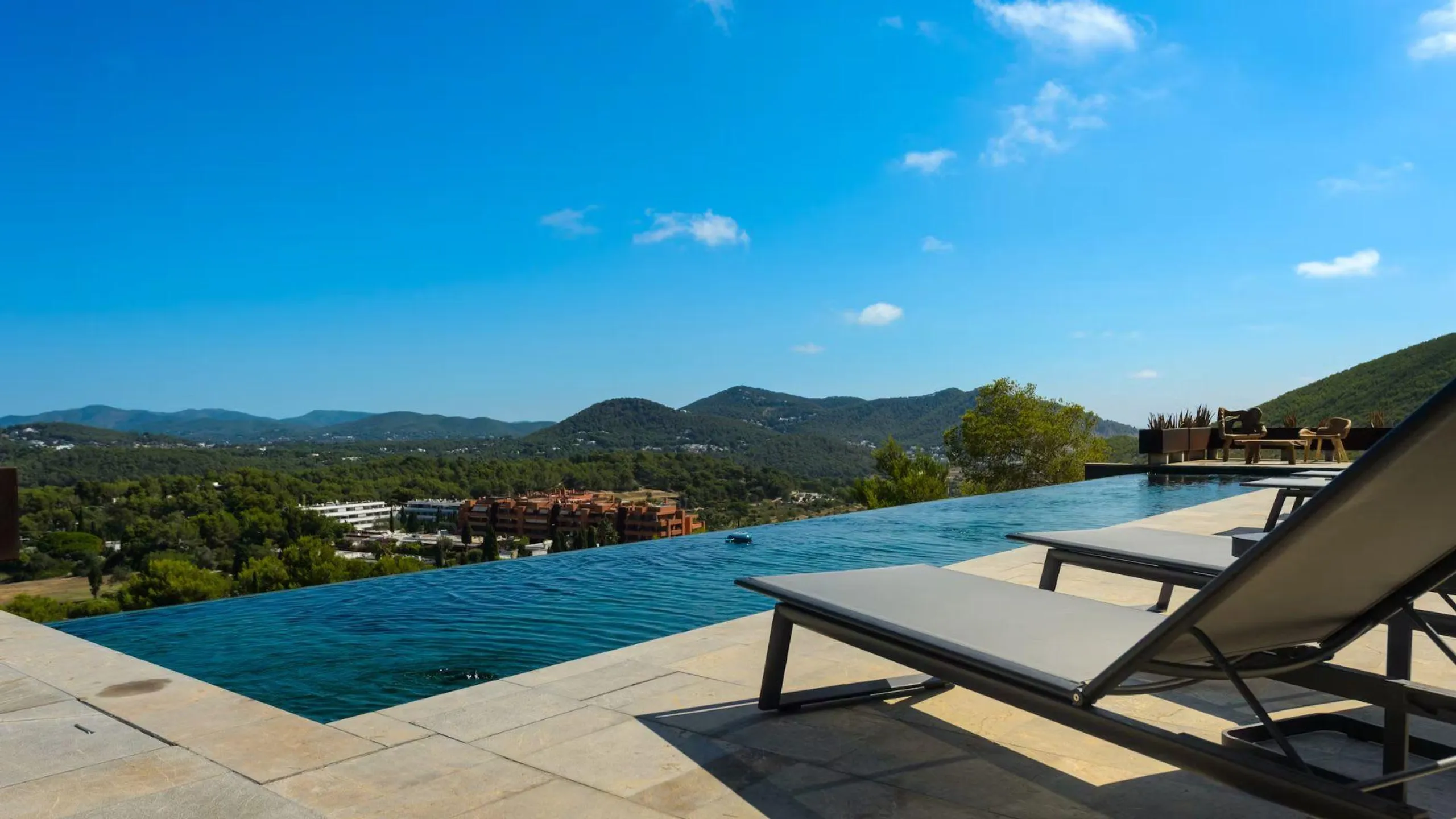 Sophisticated Modern Villa with Private Pool, and Panoramic Views — photograph 4