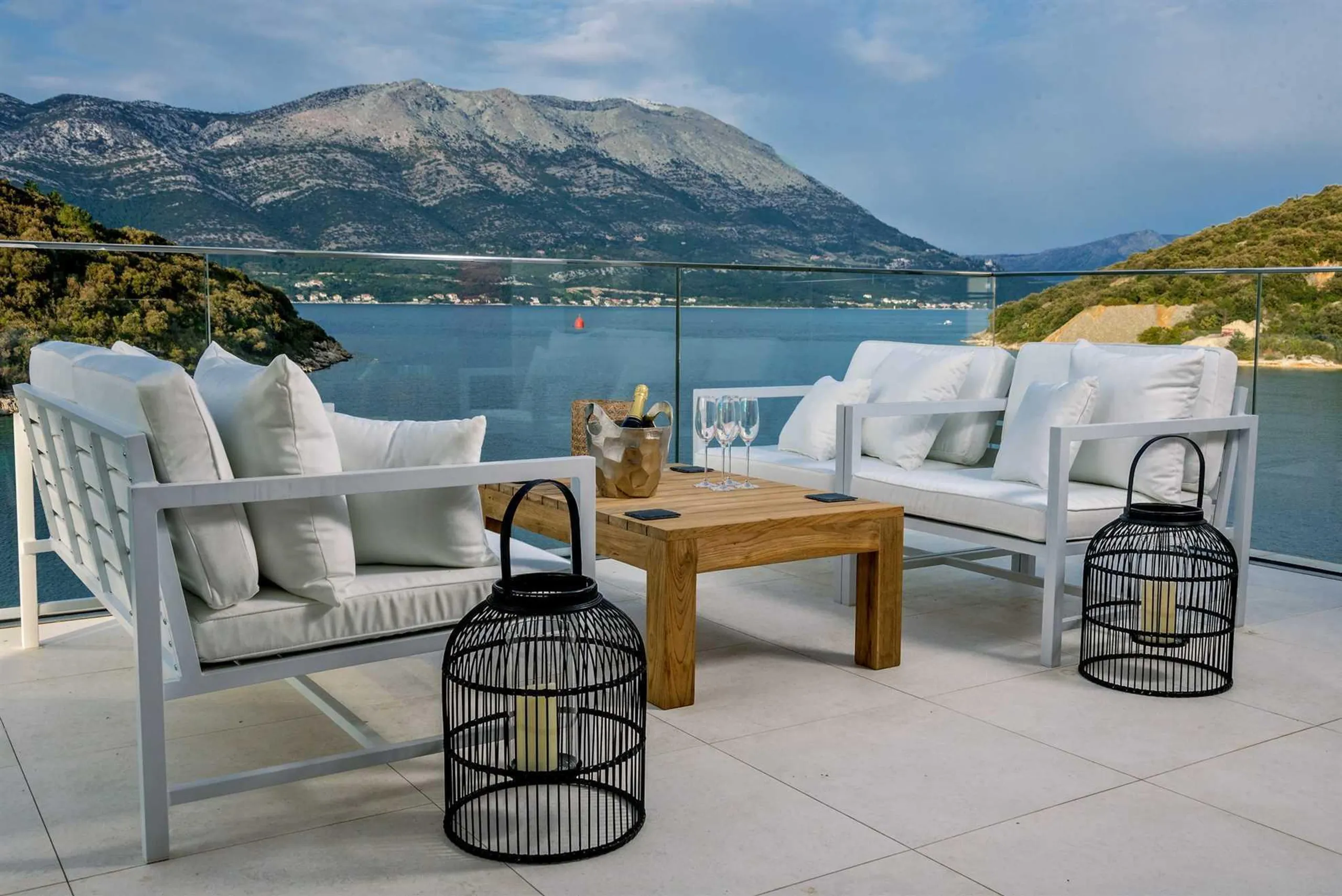 Splendid Modern Villa with Private Pool and Gorgeous Bay View — photograph 9