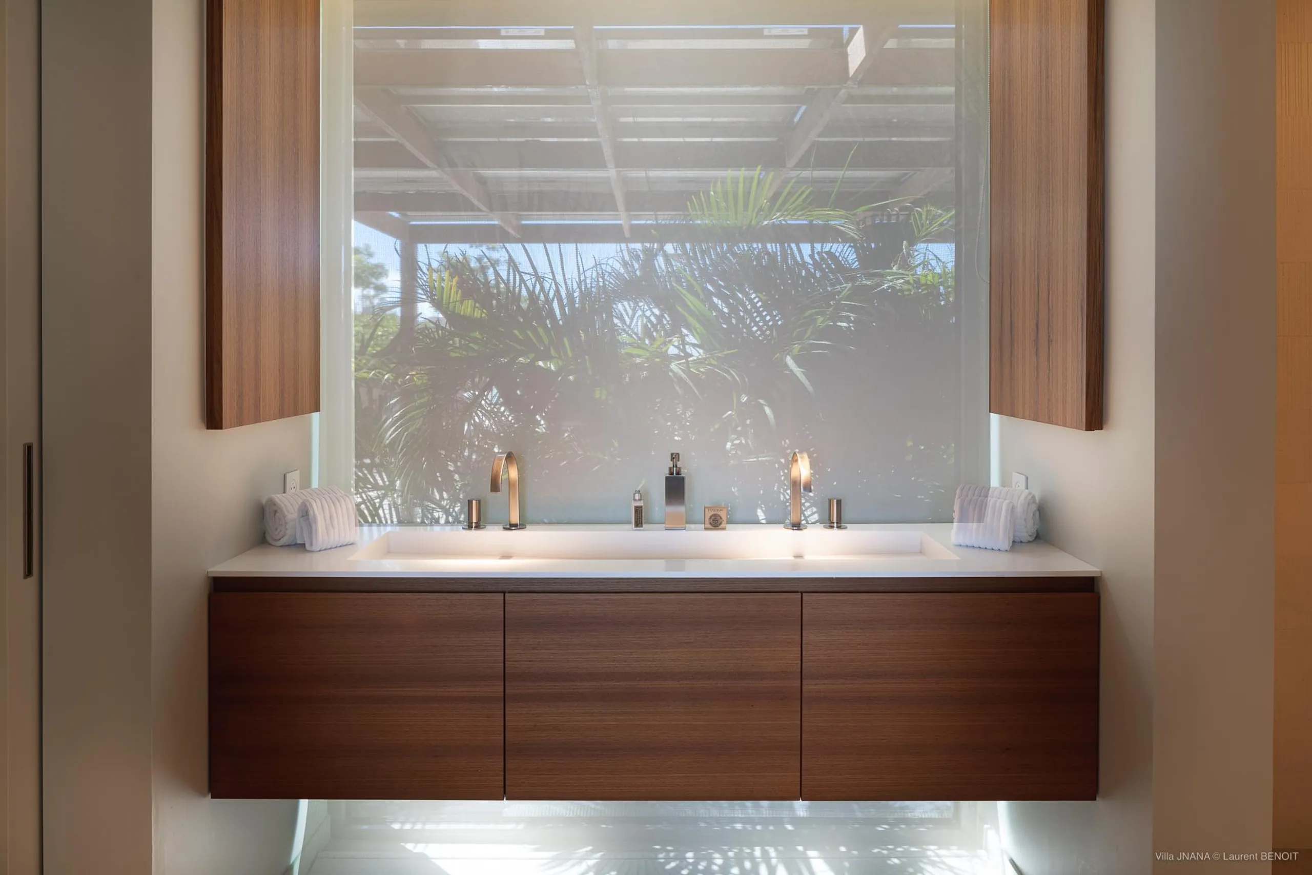 Gracefully Decorated Island Villa with Private Pool and Ocean Views — photograph 9