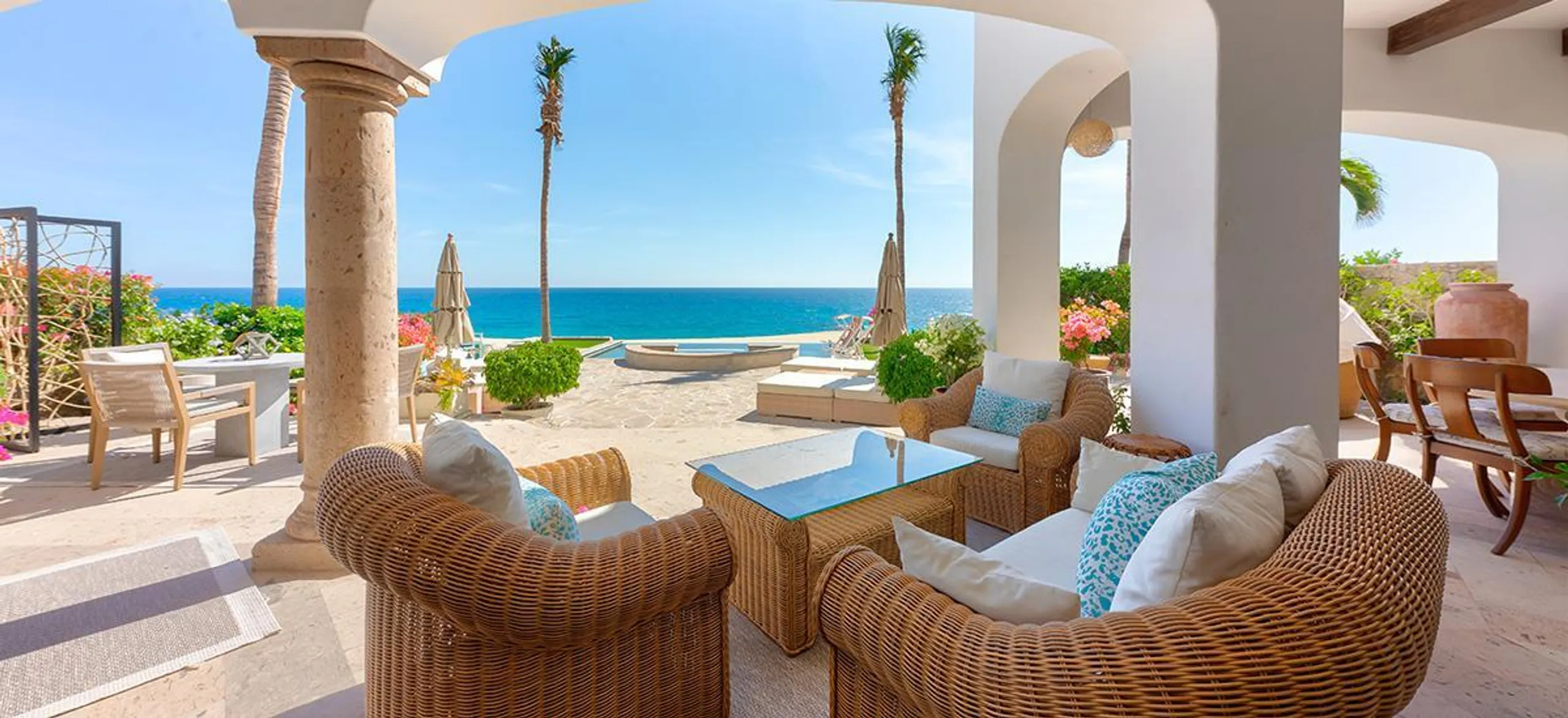 Contemporary Beachfront Villas Del Mar Luxe Retreat with Infinity Pool and Ocean Views — photograph 3