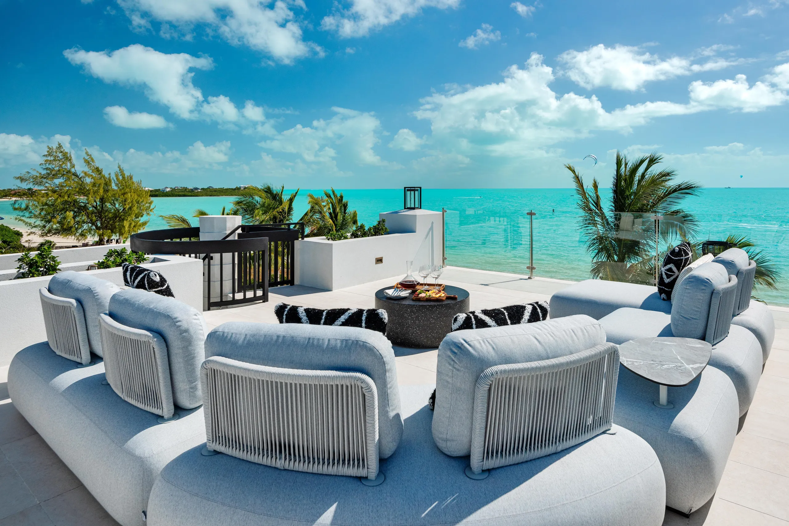 Modern Contemporary Villa With Infinity Pool and Long Bay Beach View — photograph 3