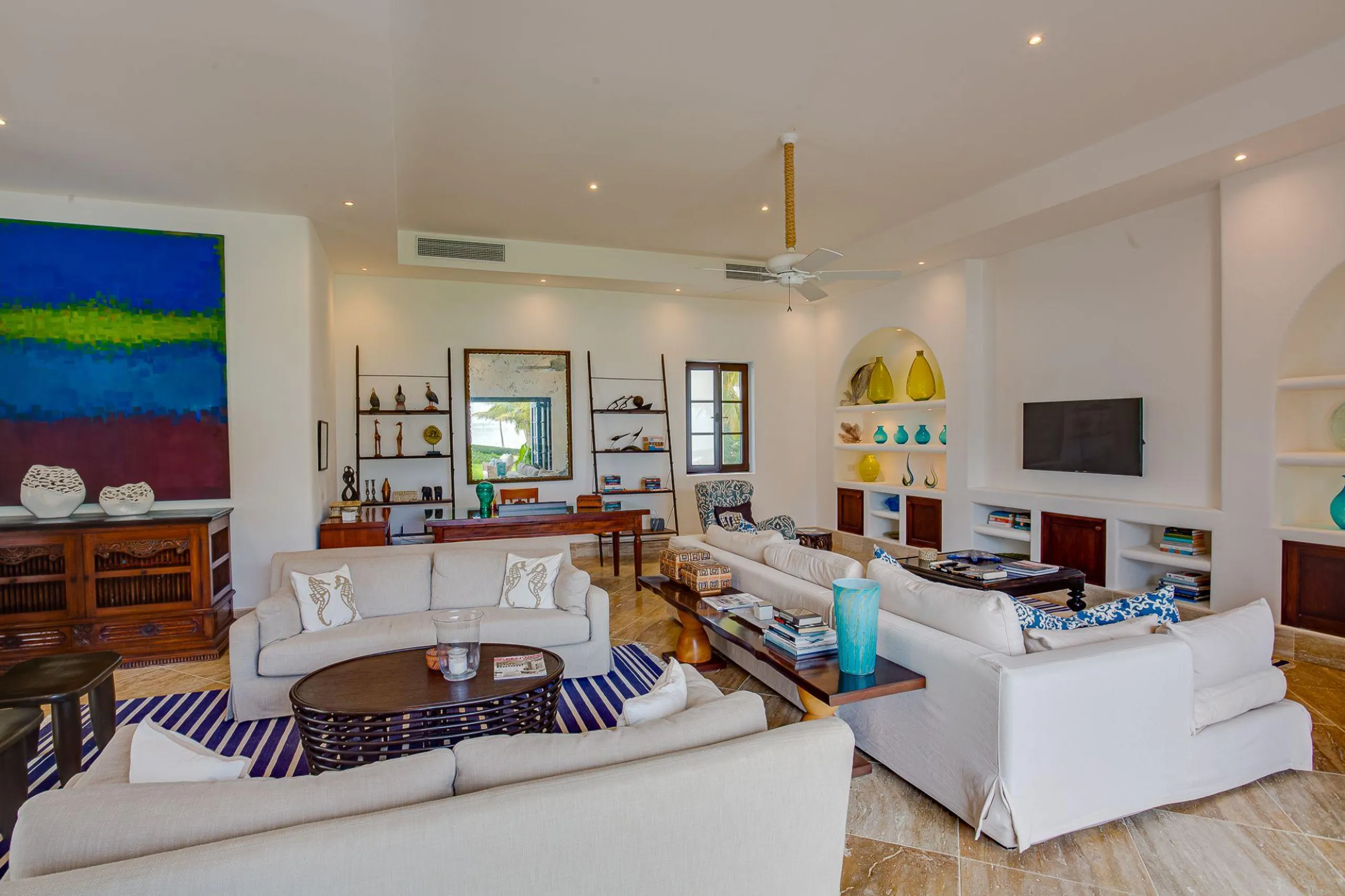 Splendid Beachfront Estate with Invigorating Pool and Grand Garden Grounds — photograph 8