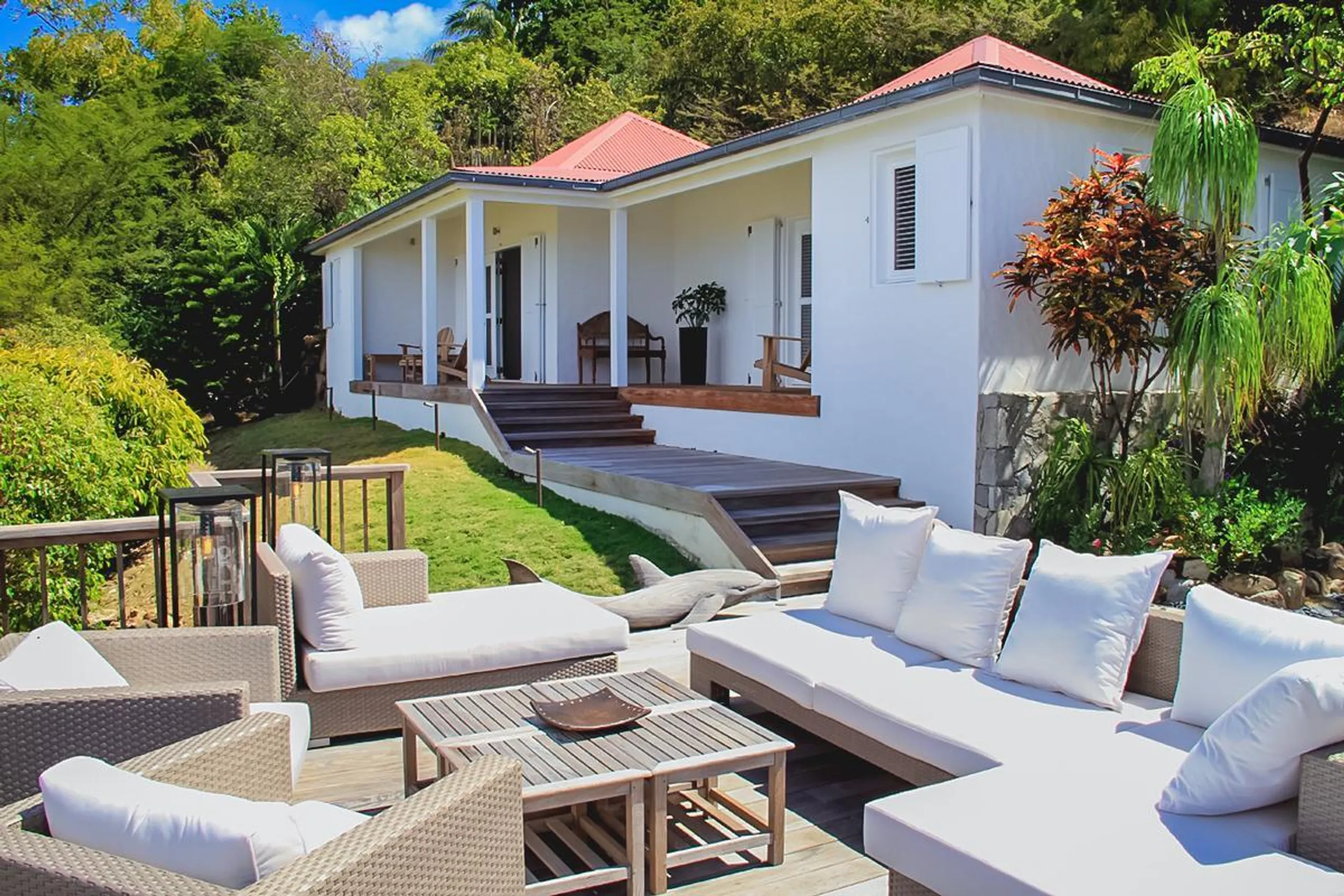 Serene Seaside Estate with Private Pool and Ocean Views — photograph 2