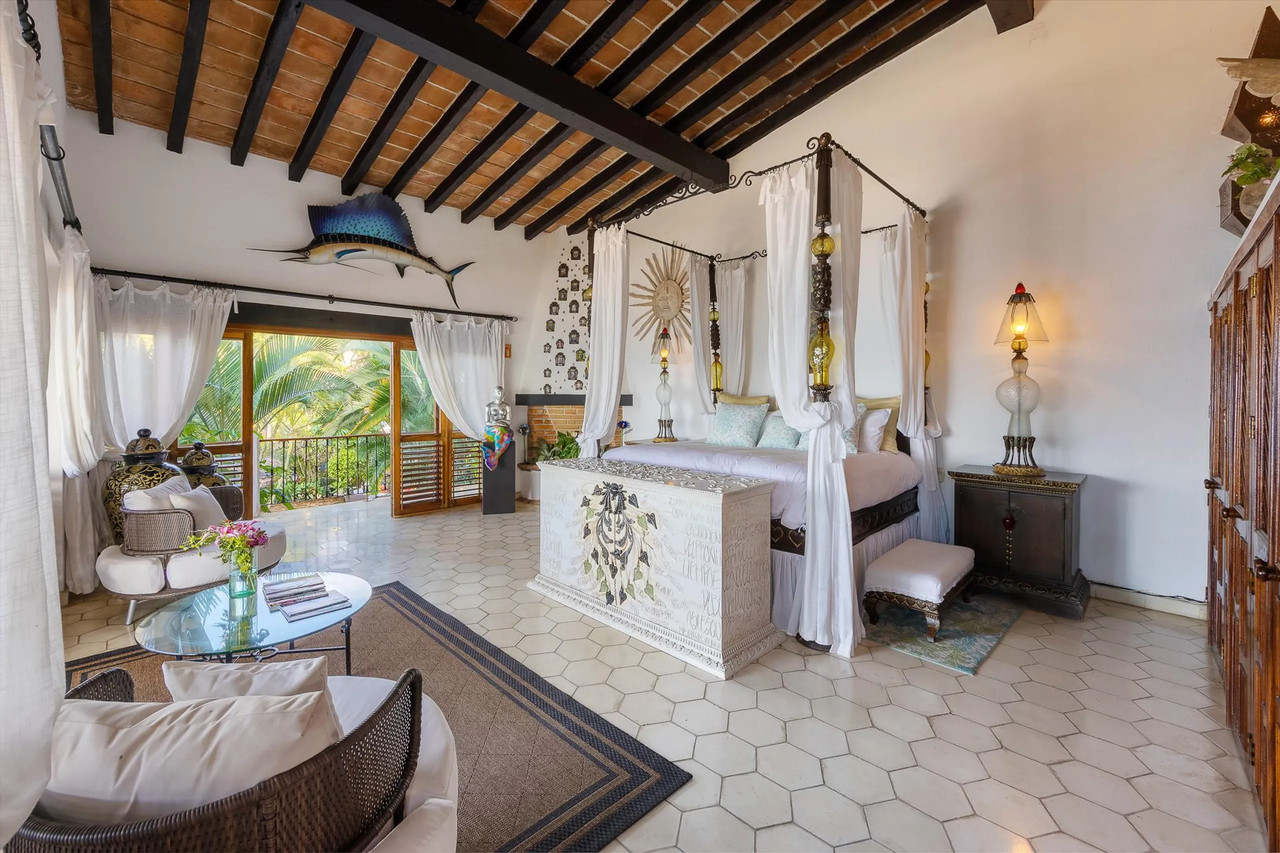 Gorgeous Beachfront Hacienda with Private Pool and Lush Tropic Grounds — photograph 9