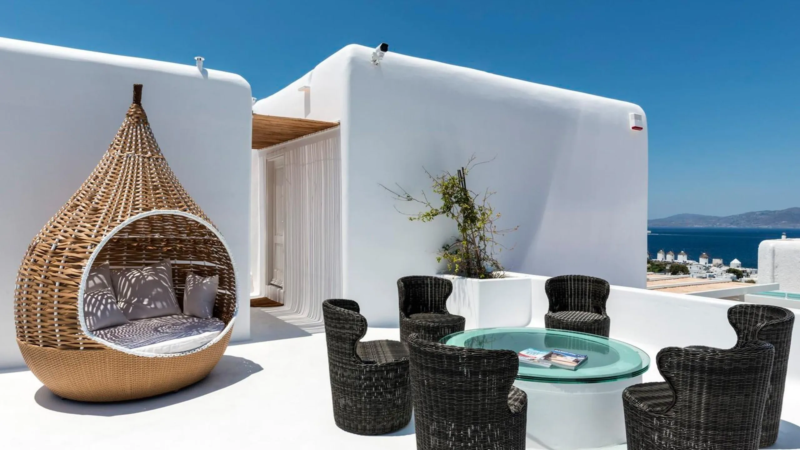 Sumptuous Retreat Boasting Infinity Pool and Elegant Charm — photograph 4