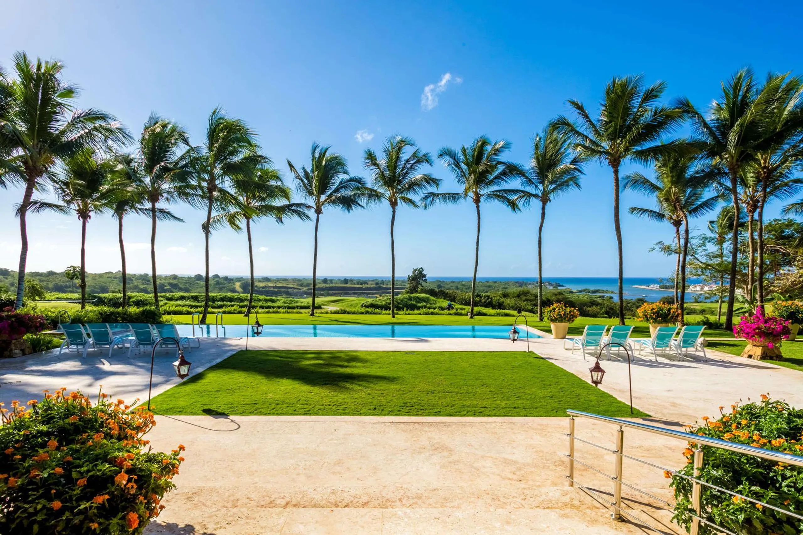 Elegant Beach Estate with Private Pool and Views of the Caribbean Sea — photograph 2