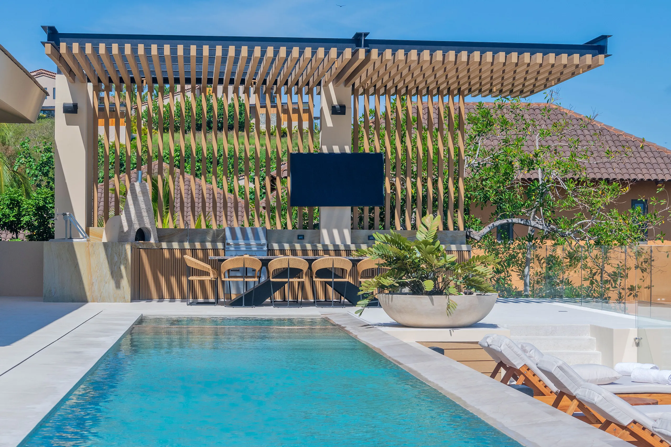 Majestic Oceanview Kupuri Estate with Infinity Pool, Golf Simulator, and Sauna with Ocean Views — photograph 3