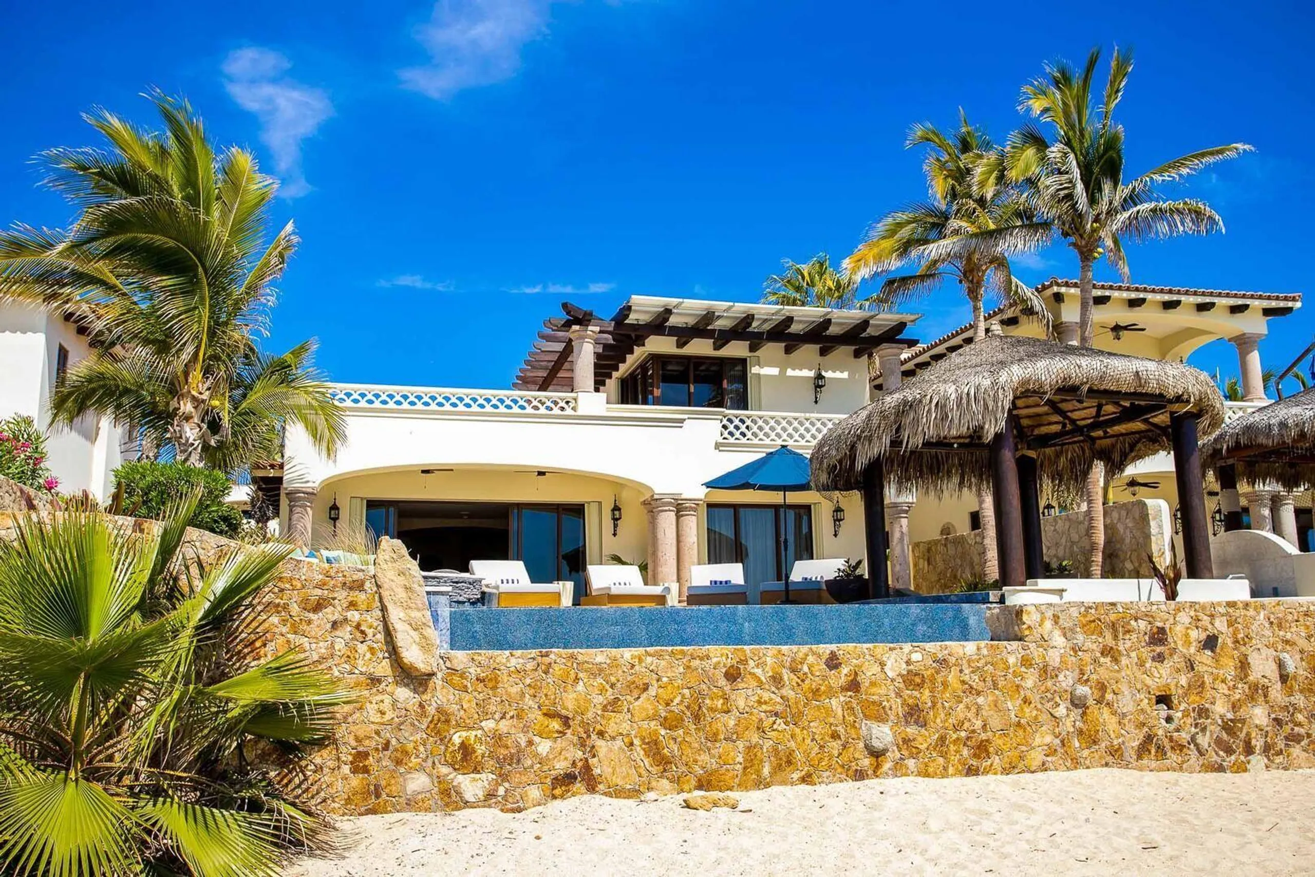 El Encanto Luxury Beachfront Villa  with infinity pool and Ocean Views — photograph 6