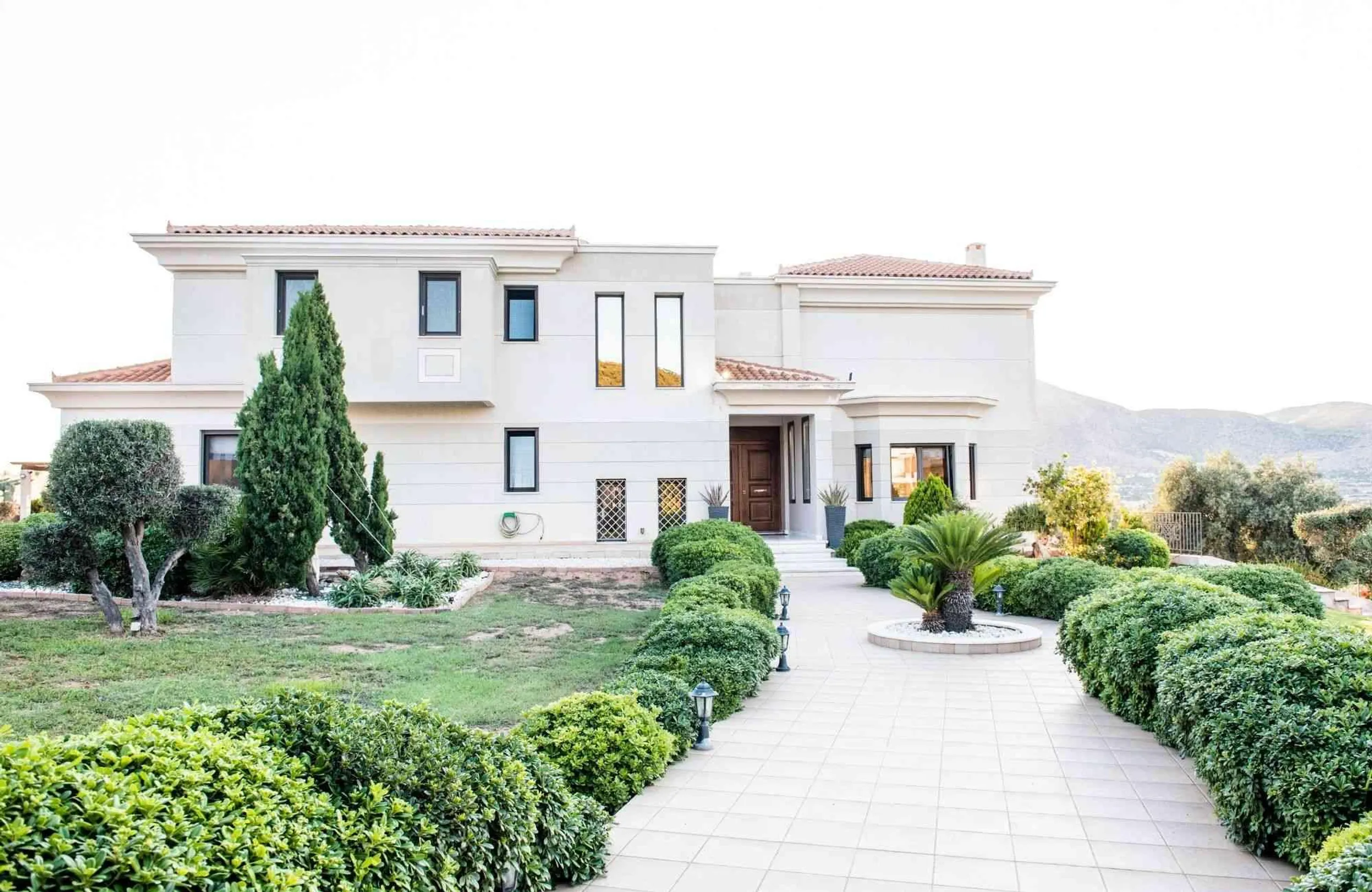 Elegant Light-filled Residence with Private Pool and Mountain Views — photograph 4