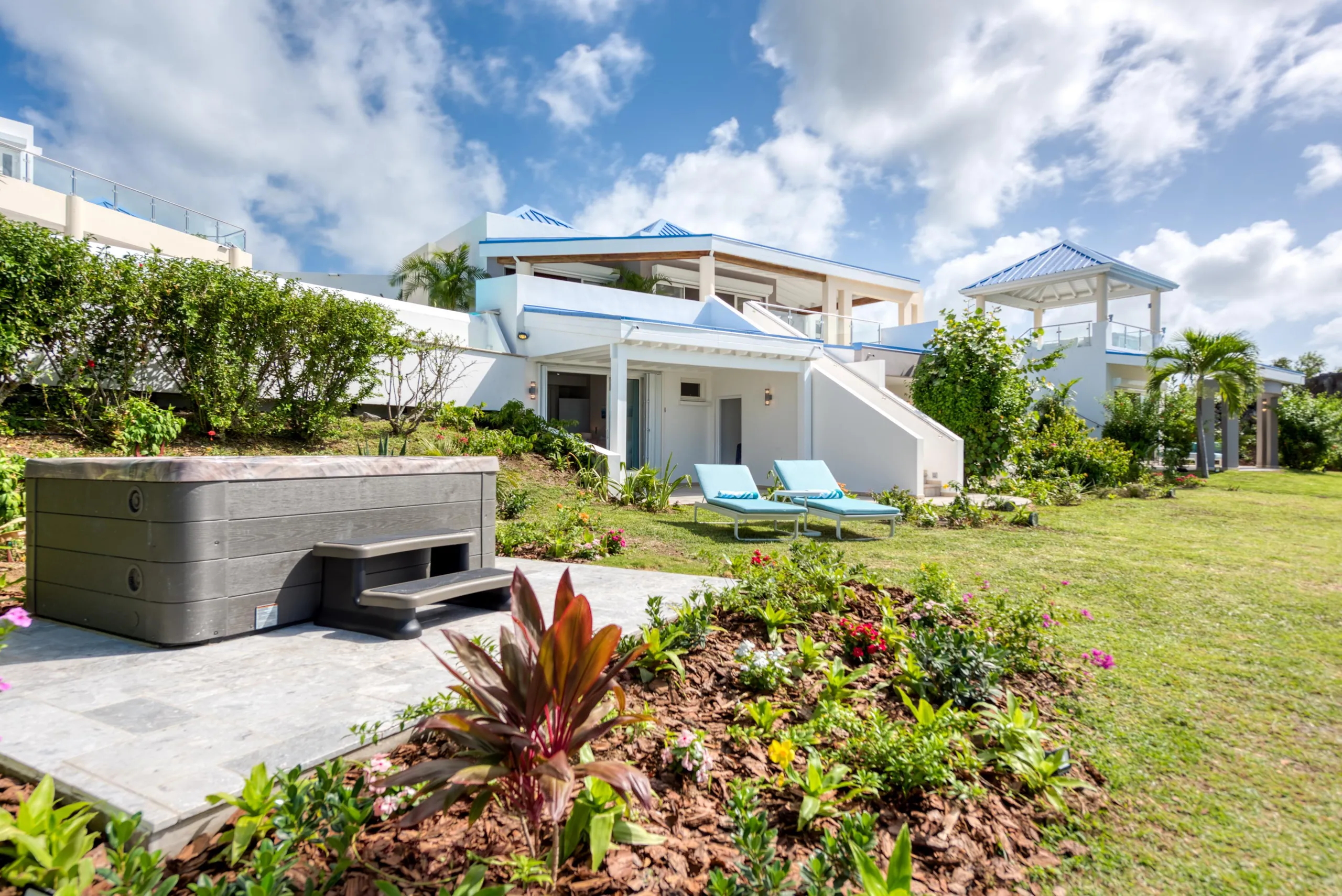 Modern Contemporary Villa with Infinity Pool and Panoramic Ocean Views — photograph 4