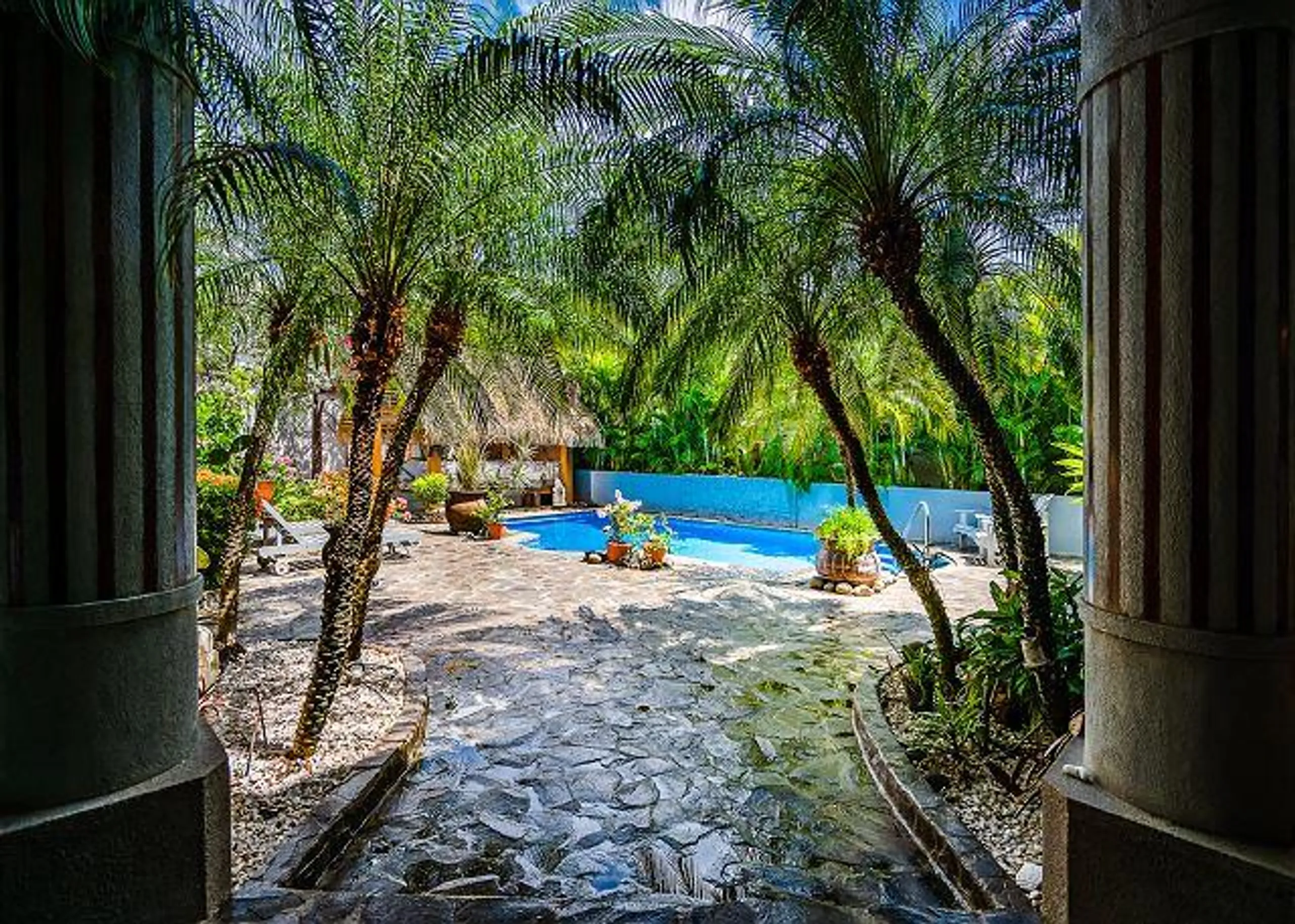 Tropical Luxury Villa with Private Pool, Beach Access and Lush Grounds — photograph 6