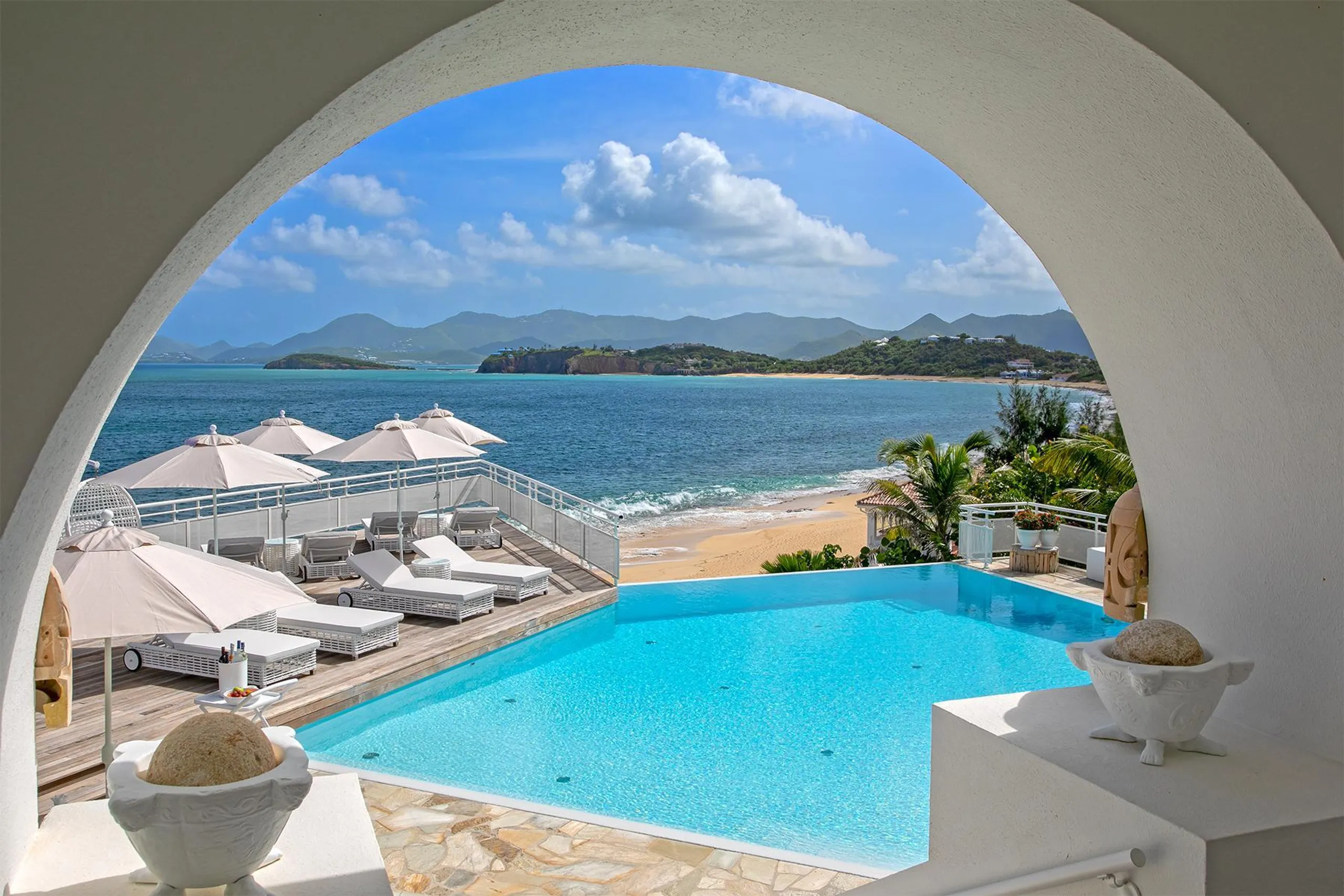 Elegant Luxury Cliffside Villa with Private Pool and Breathtaking Ocean Views — photograph 5