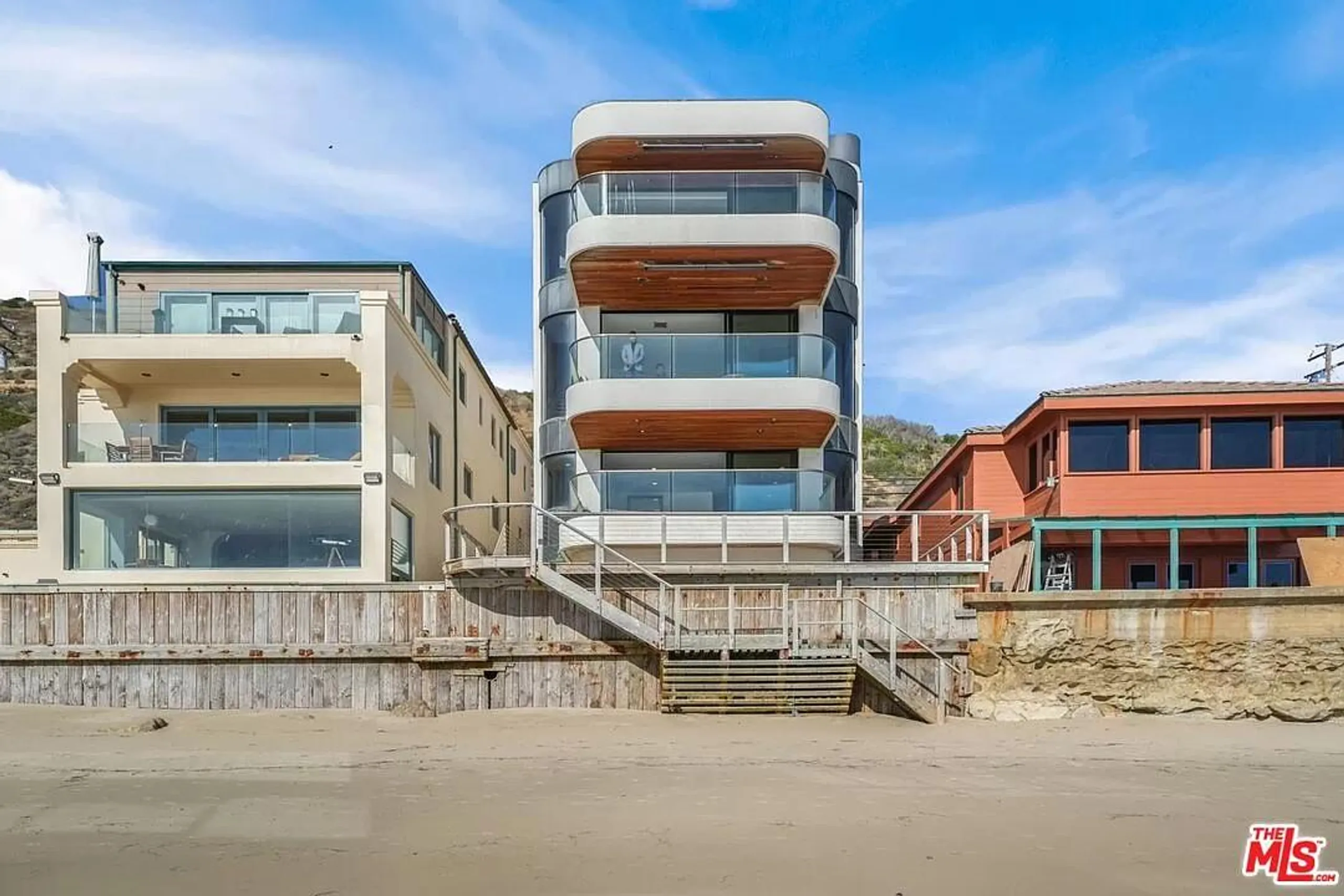Lavish Malibu Villa with Walks to Beach — photograph 4