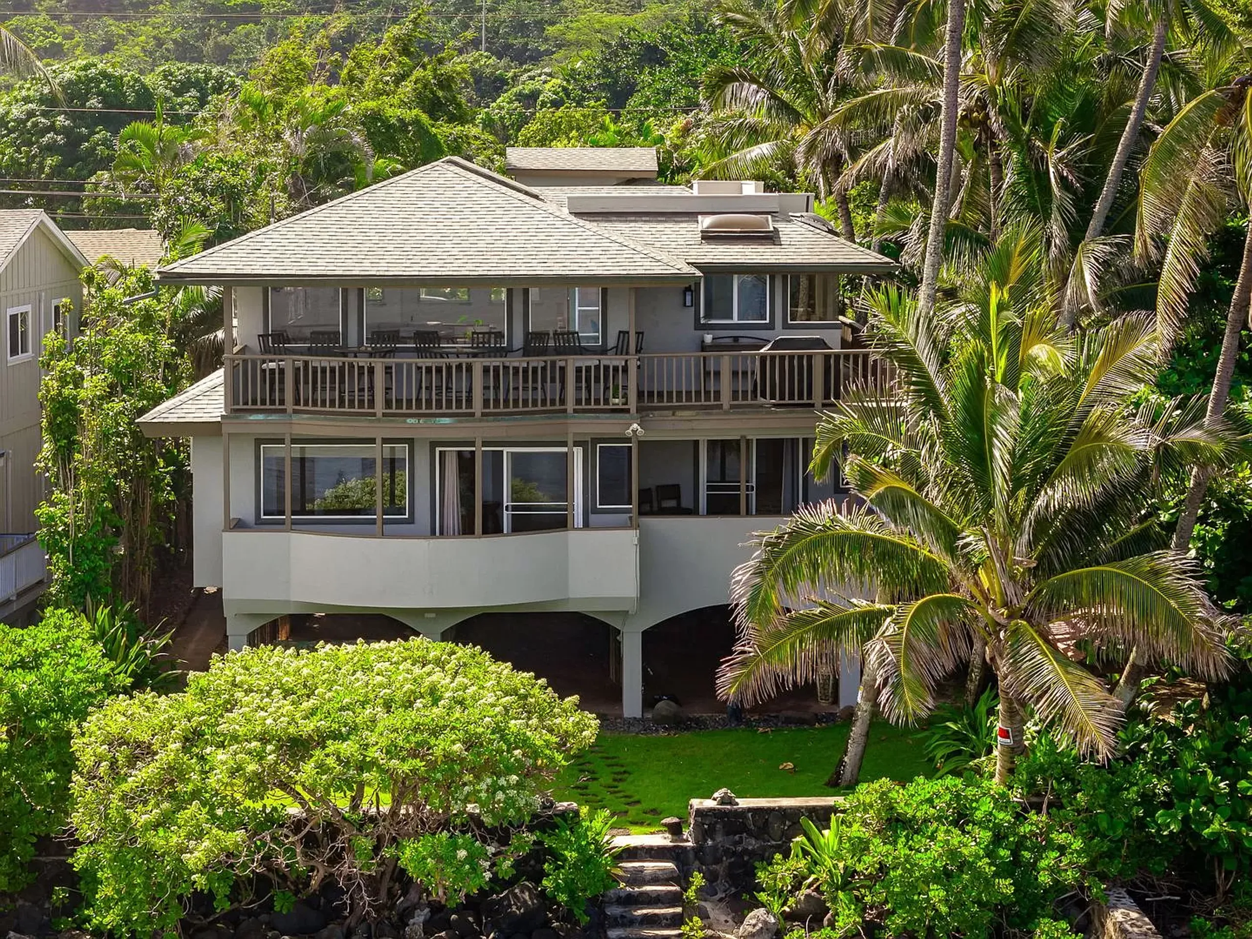 Oahu North Shore Beachfront Villa with Stunning Ocean Views — photograph 2