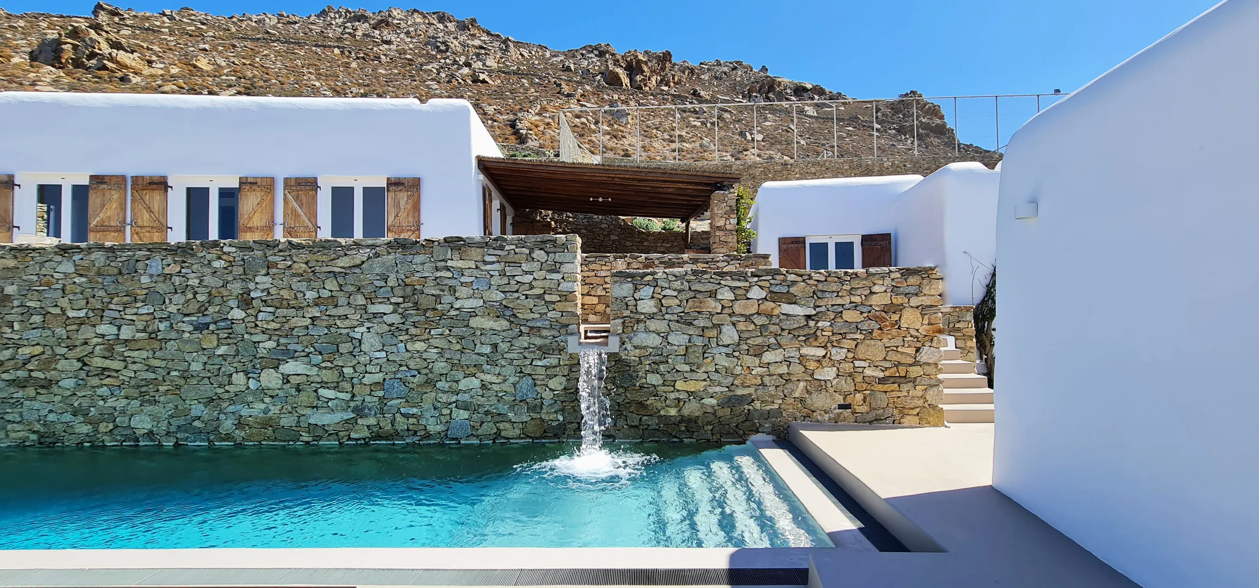 Secluded  Beachfront Villa with Heated Pool, Jacuzzi, Tennis Court, and Panoramic Aegean Sea Views — photograph 5