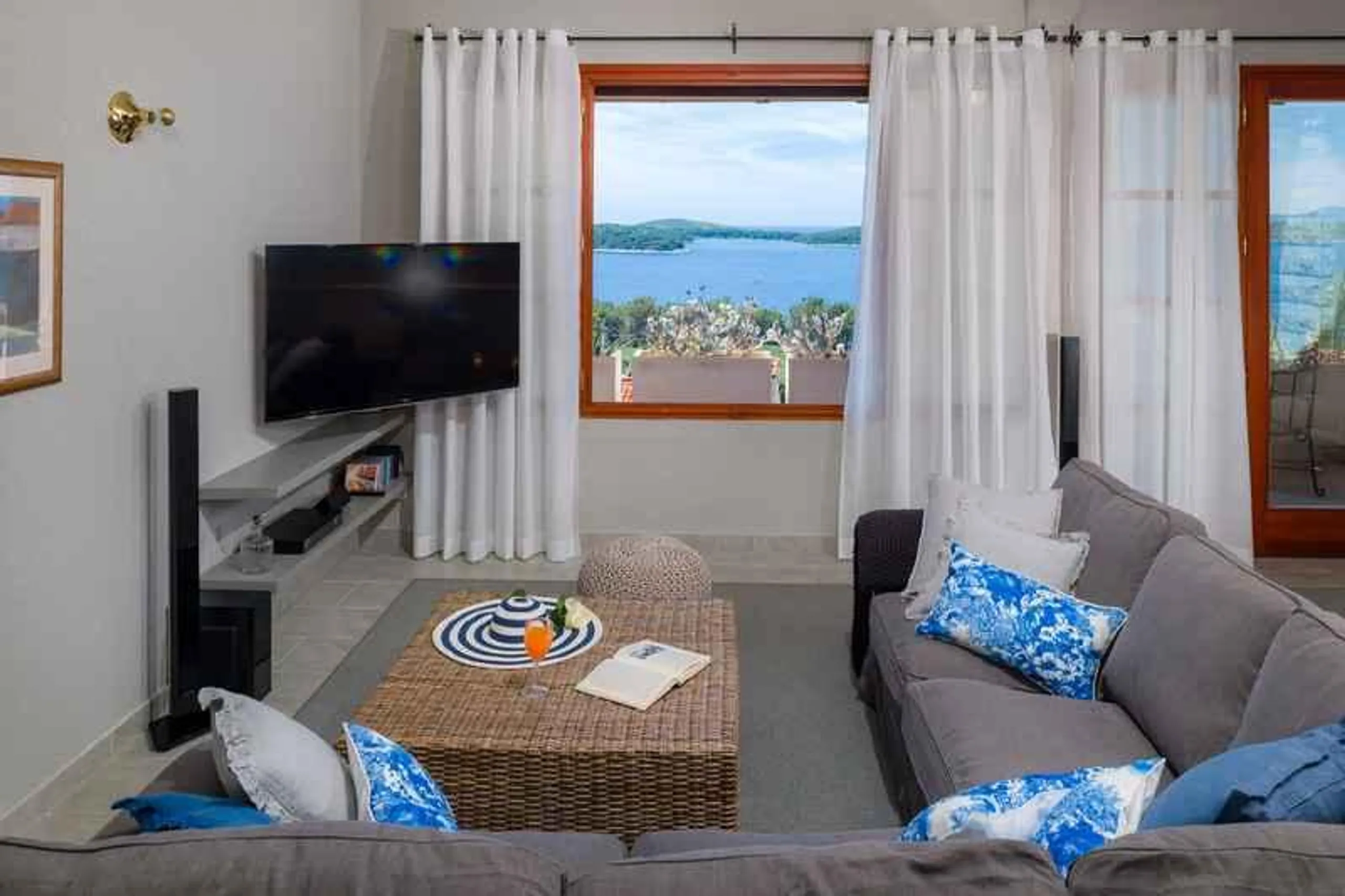Majestic Hvar Villa with Stunning Panoramic View — photograph 7