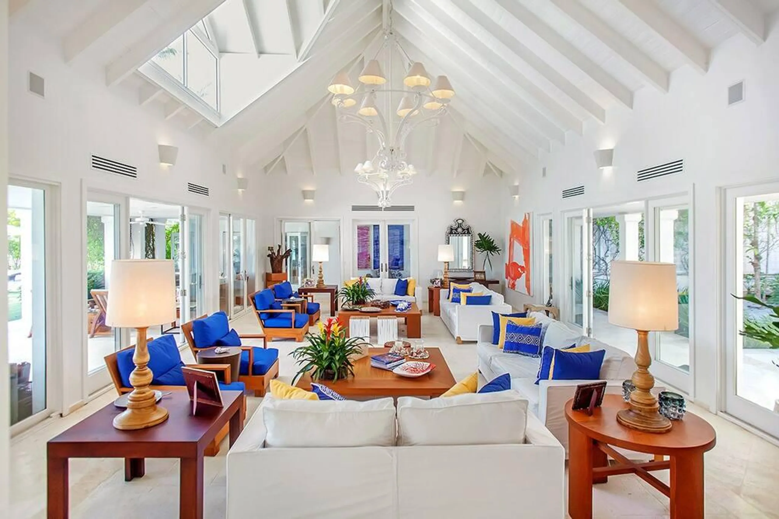 High-end Seaside Estate with Infinity Pool and Walks to Beach — photograph 8