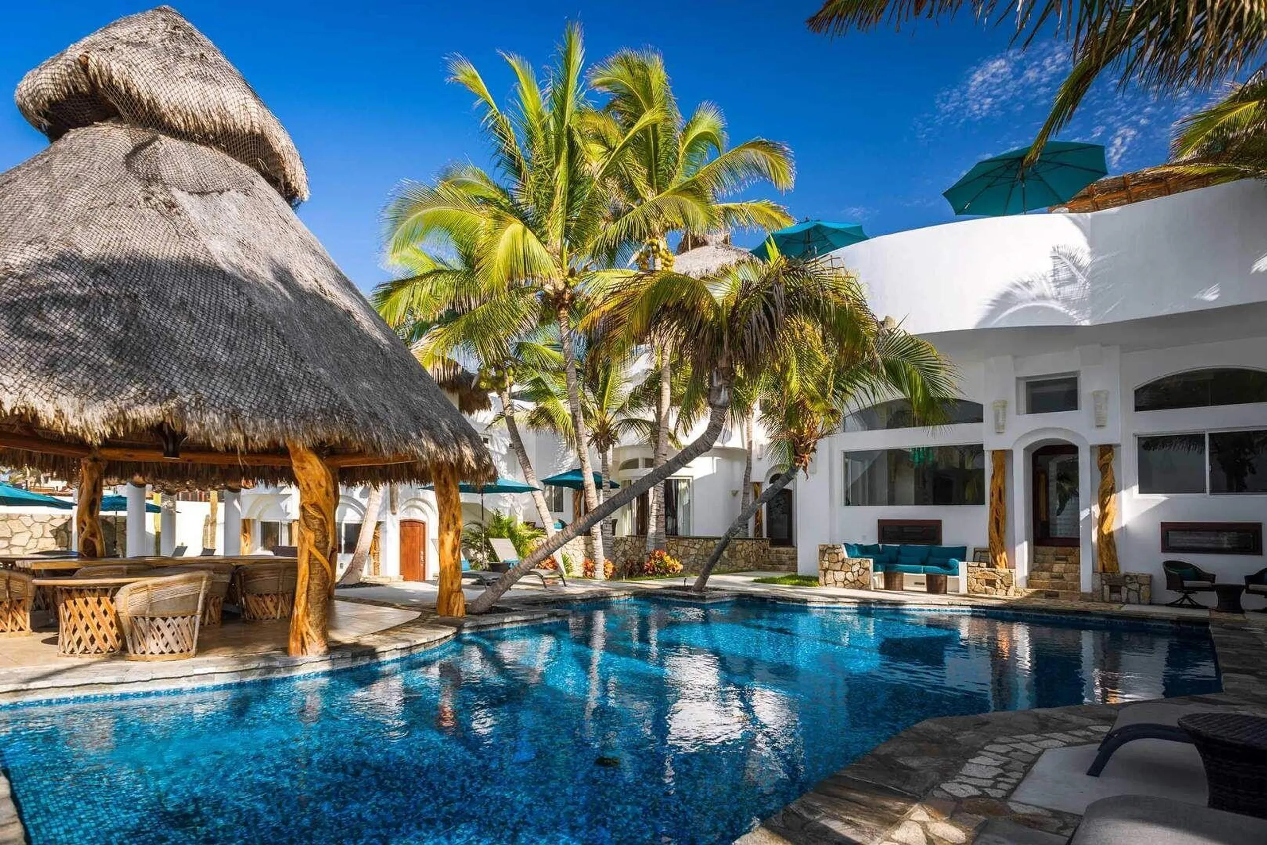 Luxury El Encanto Beachfront Oasis  with Infinity Pool — photograph 4
