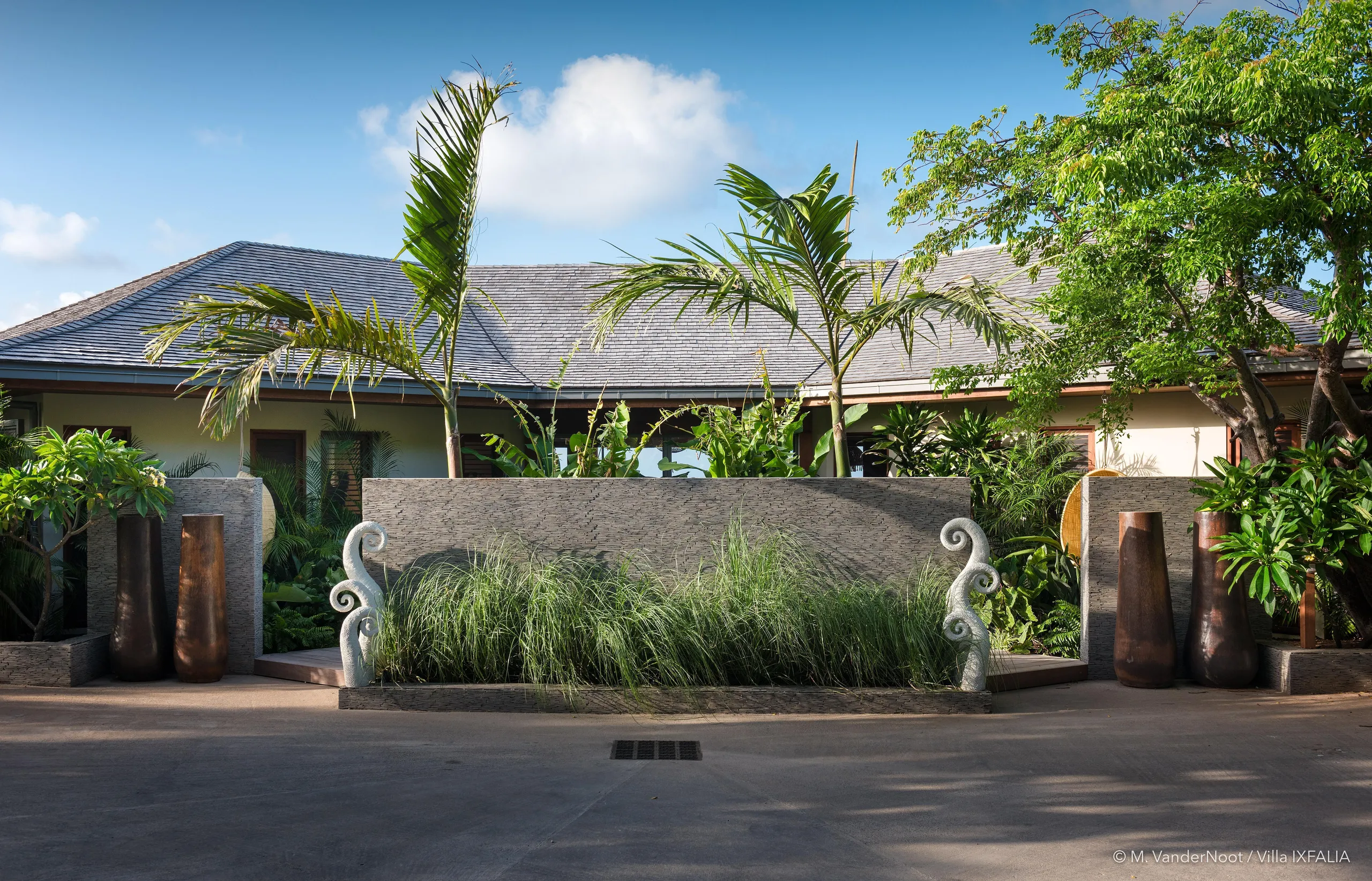 Gleaming Tropical Paradise Villa with Private Pool and Fitness Center — photograph 6