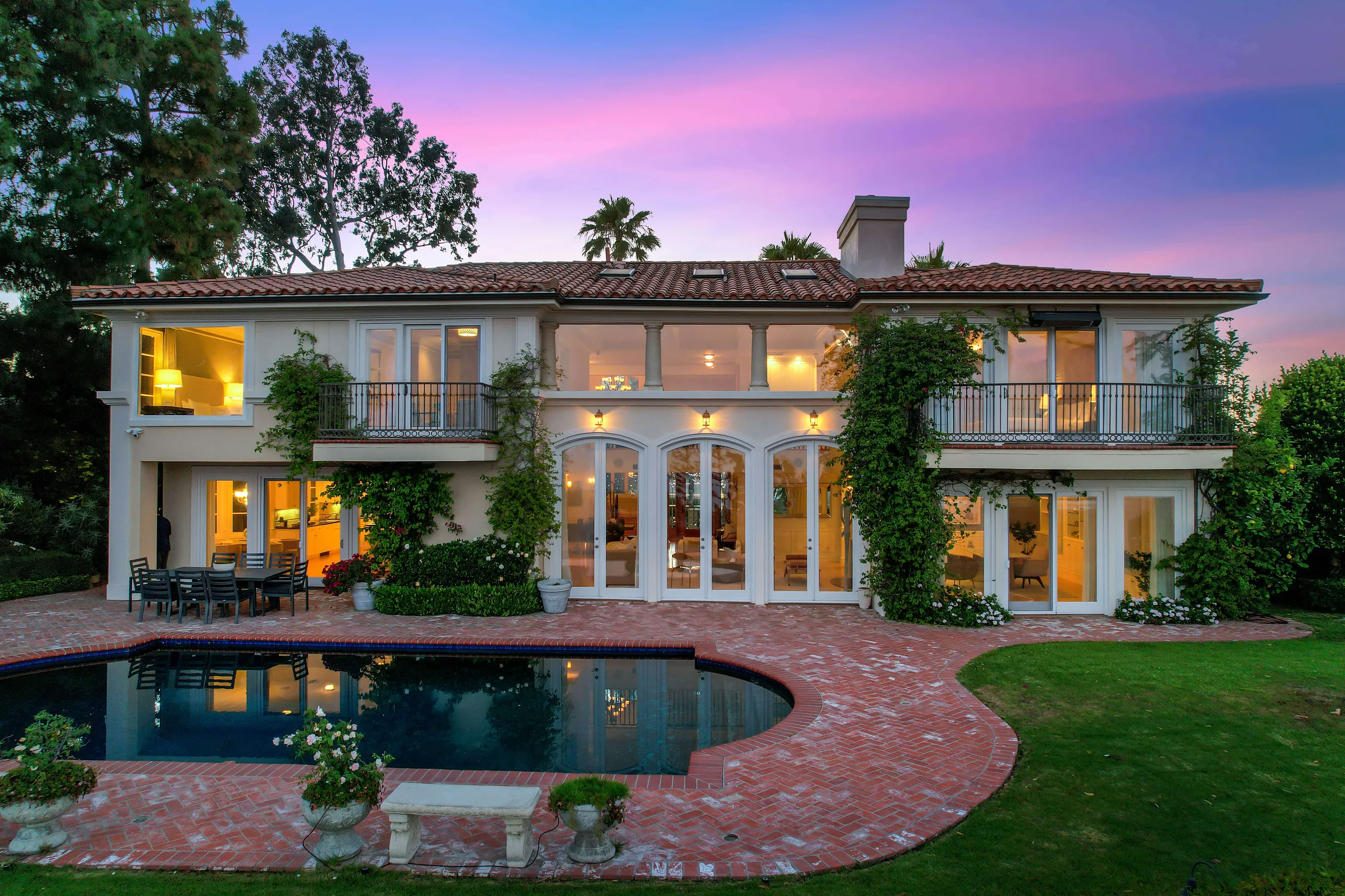Timeless Bel Air Sanctuary with City Views, Pool & Grassy Grounds — photograph 2