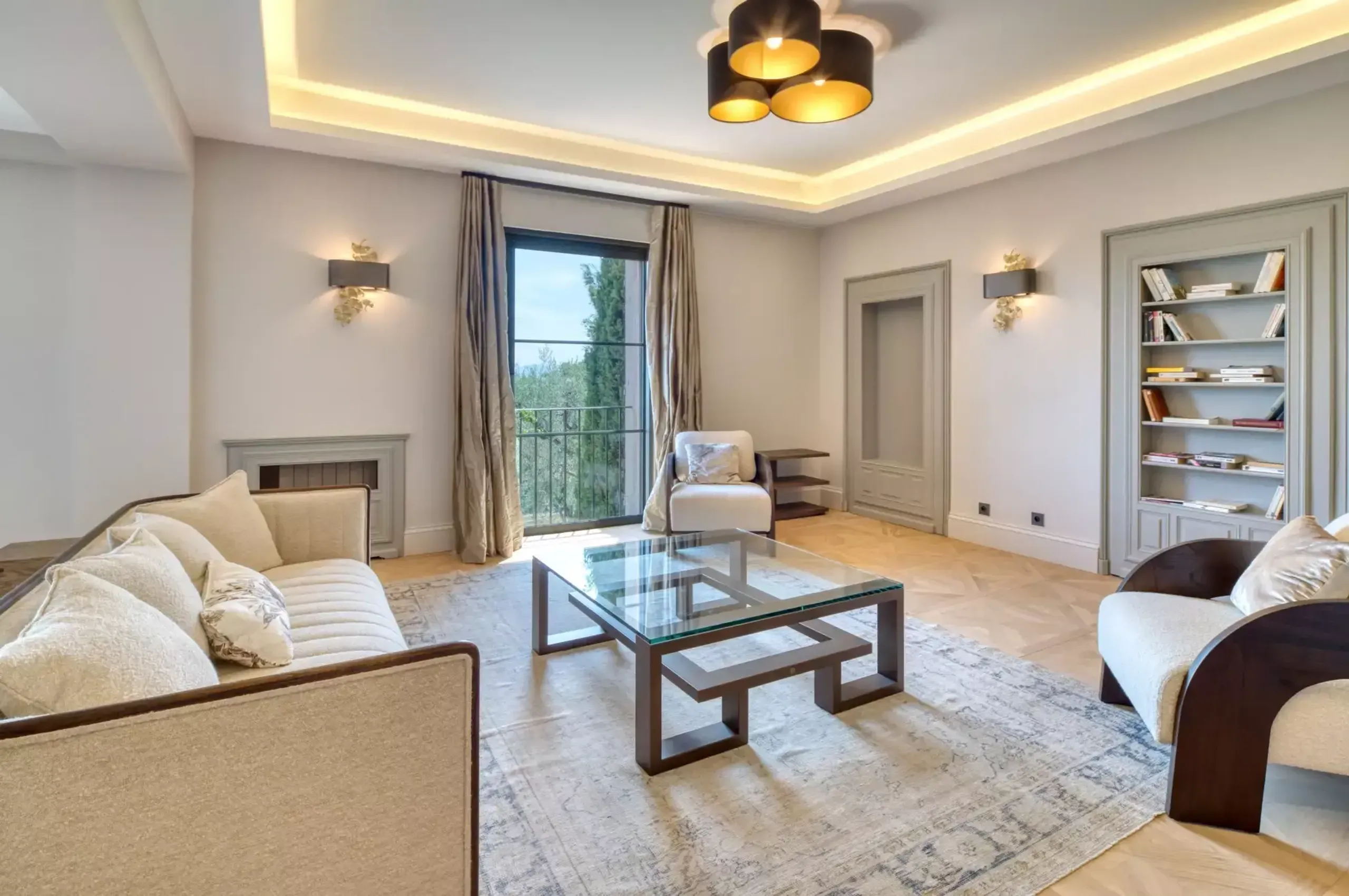 Resplendent Villa with Outdoor Swimming Pool and Meticulously Landscaped Garden — photograph 12