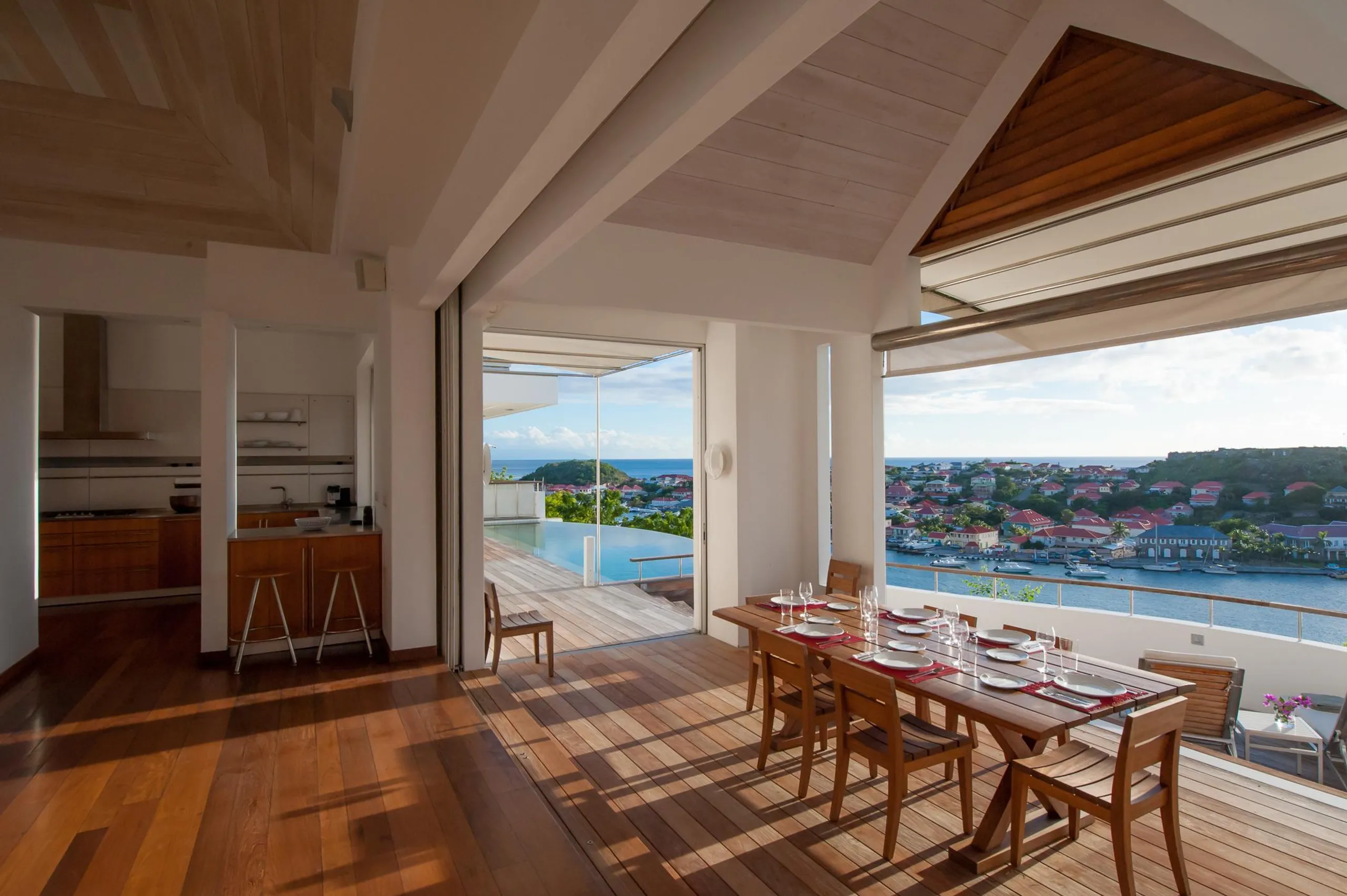 Elegant Oceanside Villa with Infinity Pool and Fitness Room — photograph 10