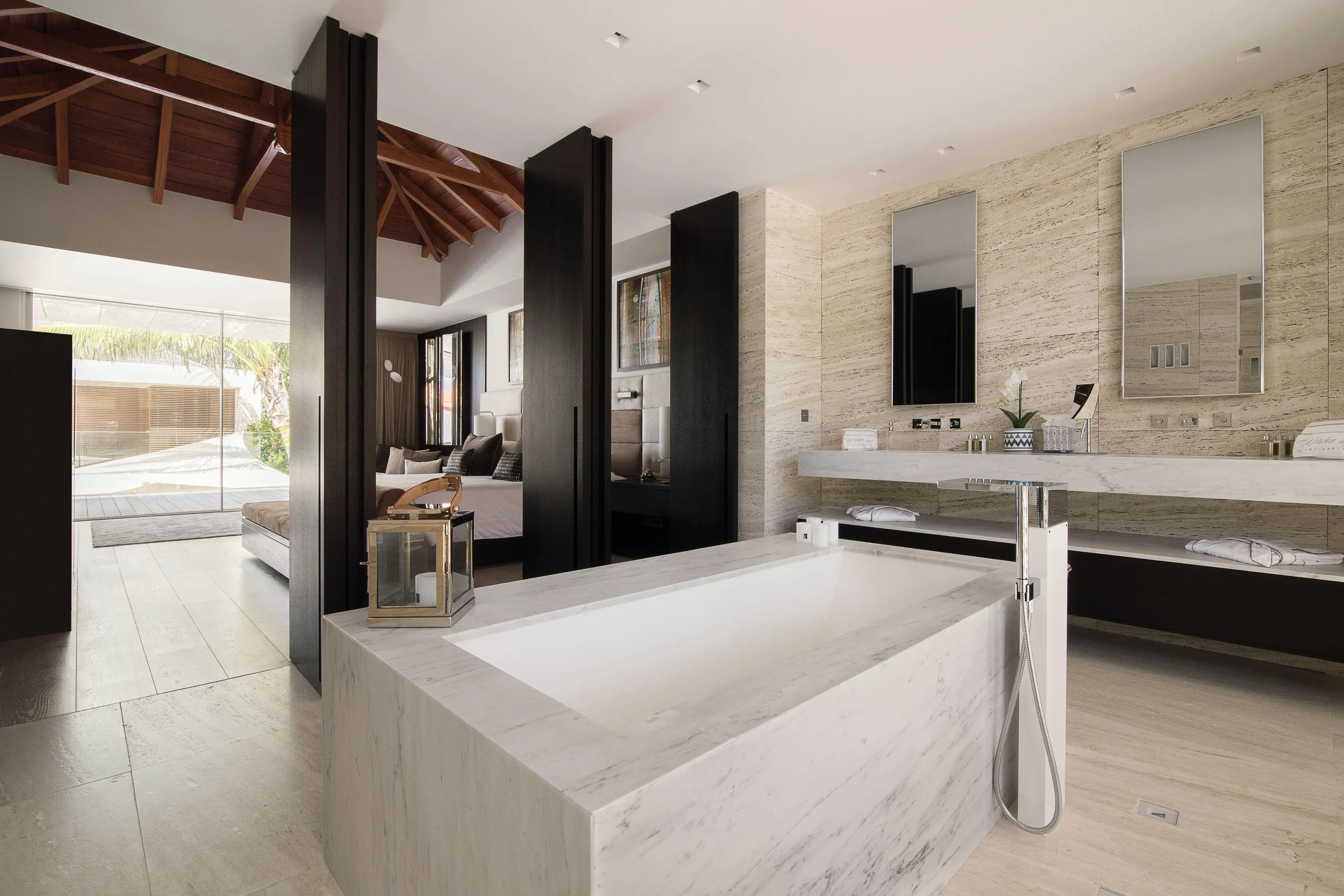 Brilliant Beachfront Villa with Infinity Pool and Home Cinema — photograph 12