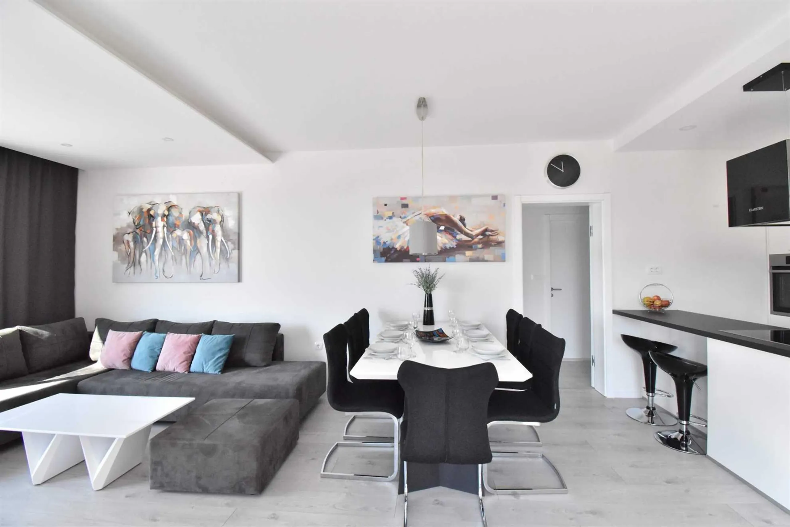 Tranquil Modern Villa with Heated Pool and Stunning Sea Views — photograph 11