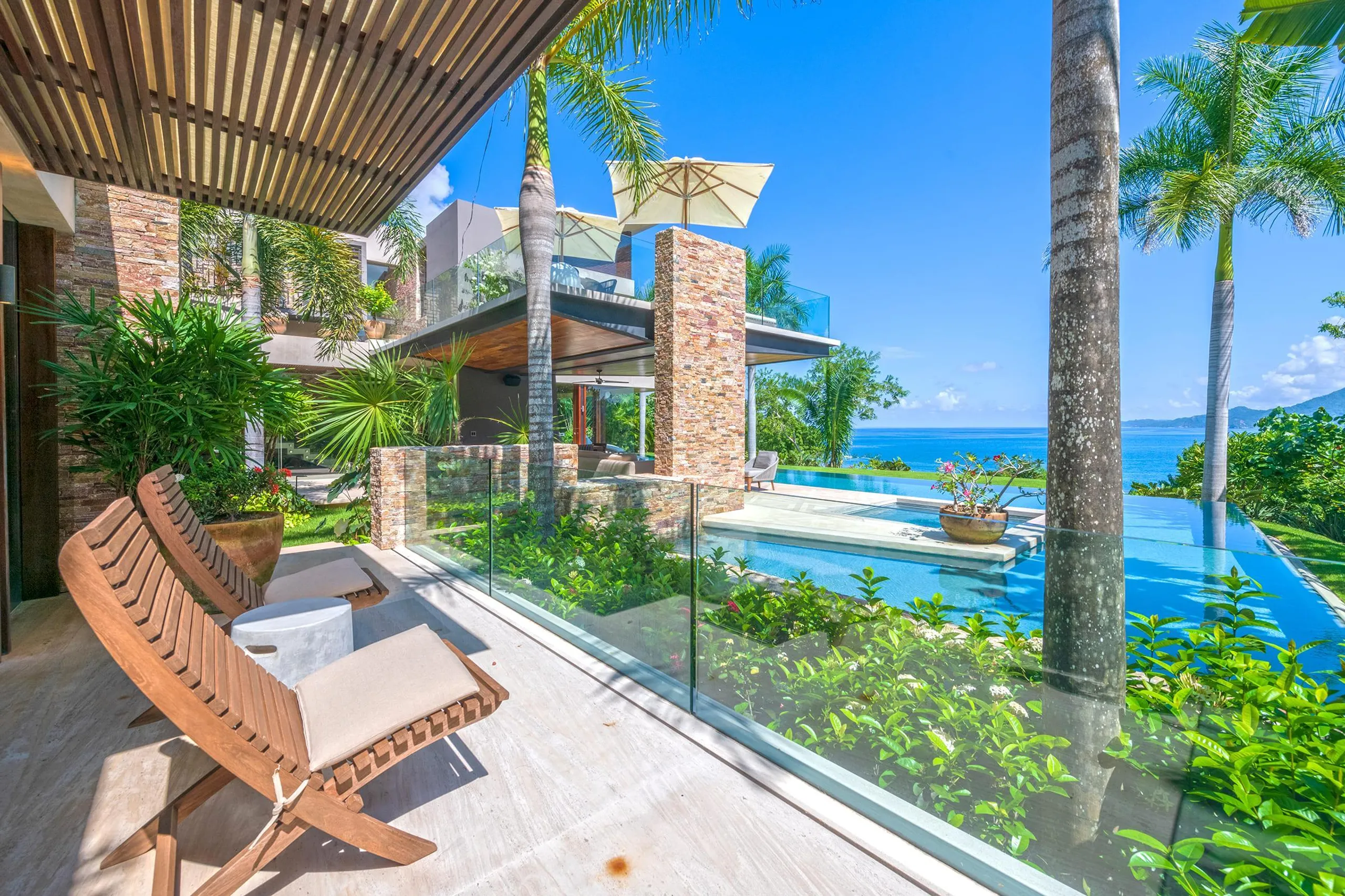 Lush Luxury Kupuri Estate with Infinity Pool and Ocean Views — photograph 2