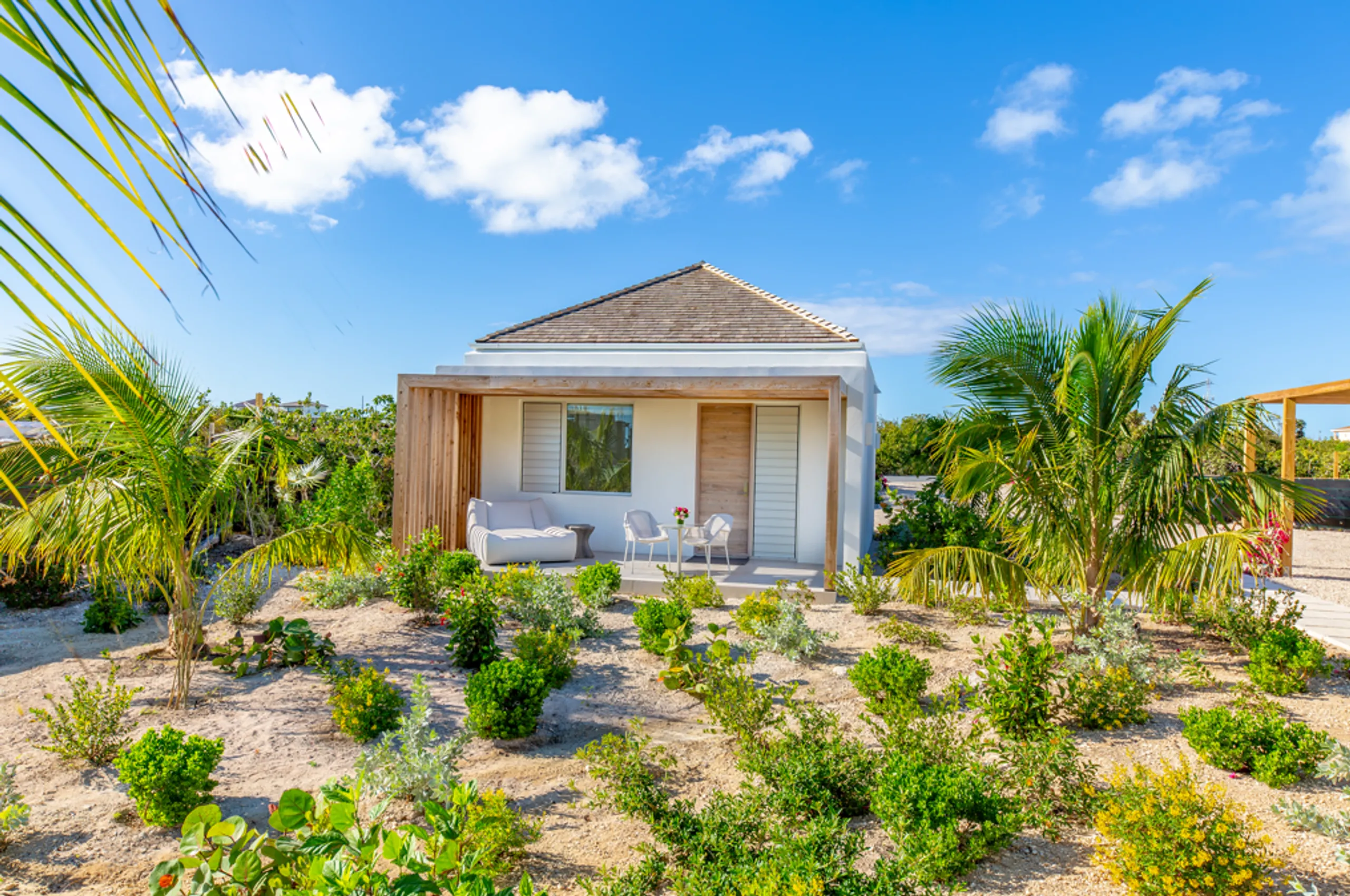 Ultra Modern Contemporary Luxury Beachfront Villa with Infinity Pool and Ocean Views — photograph 8