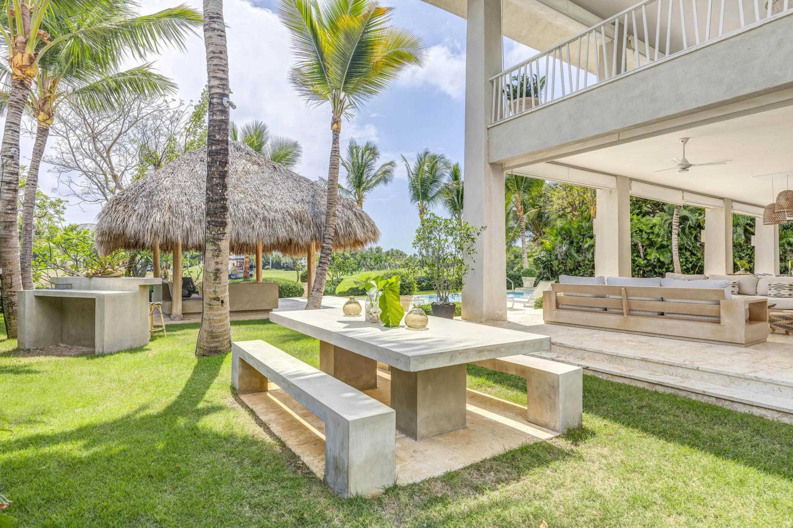 Gleaming Caribbean Villa with Private Pool, Water Mirror Entry and Spacious Interiors — photograph 7