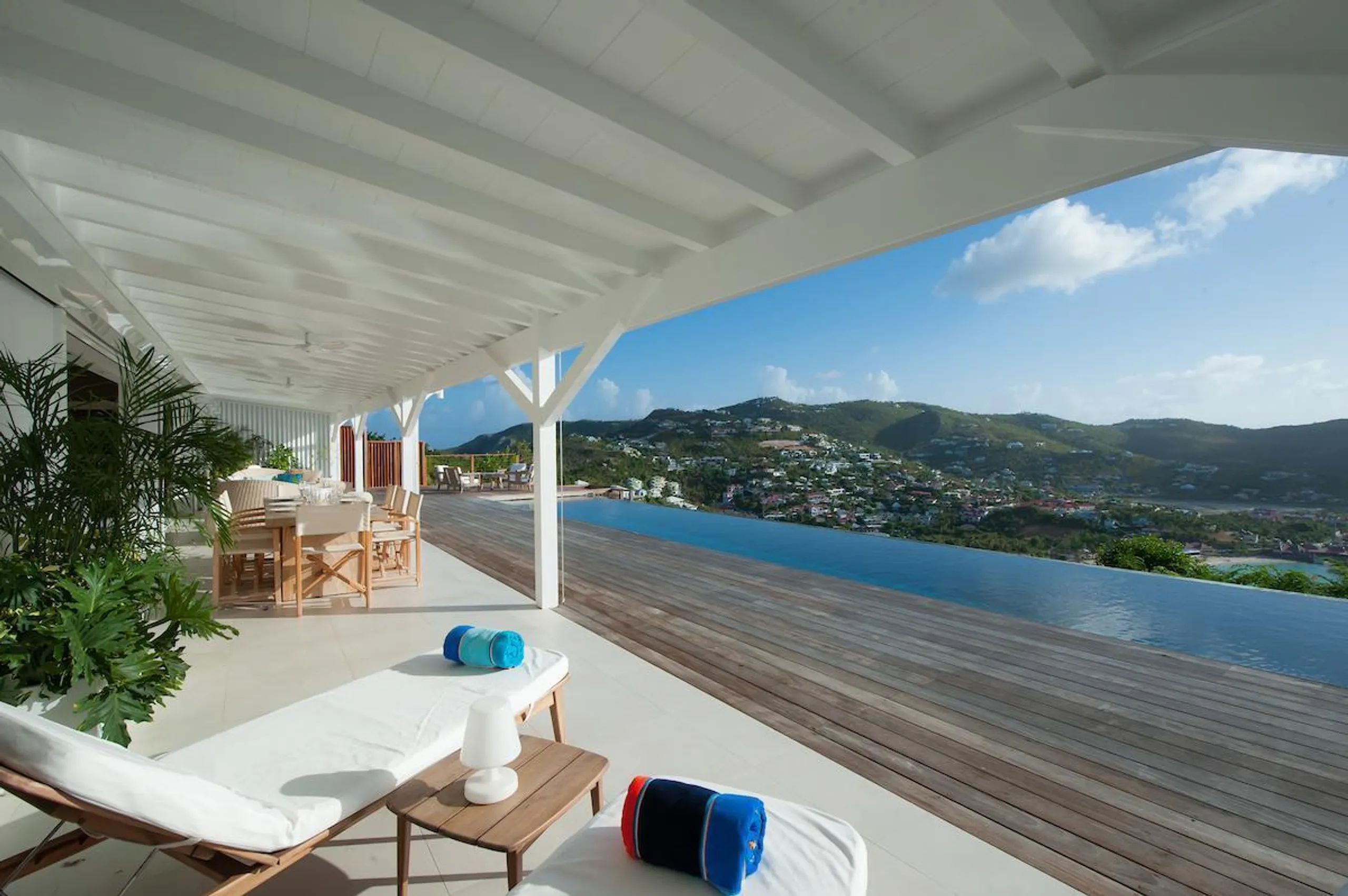 Glorious Paradise Estate with Infinity Pool and Sweeping Ocean Views — photograph 3