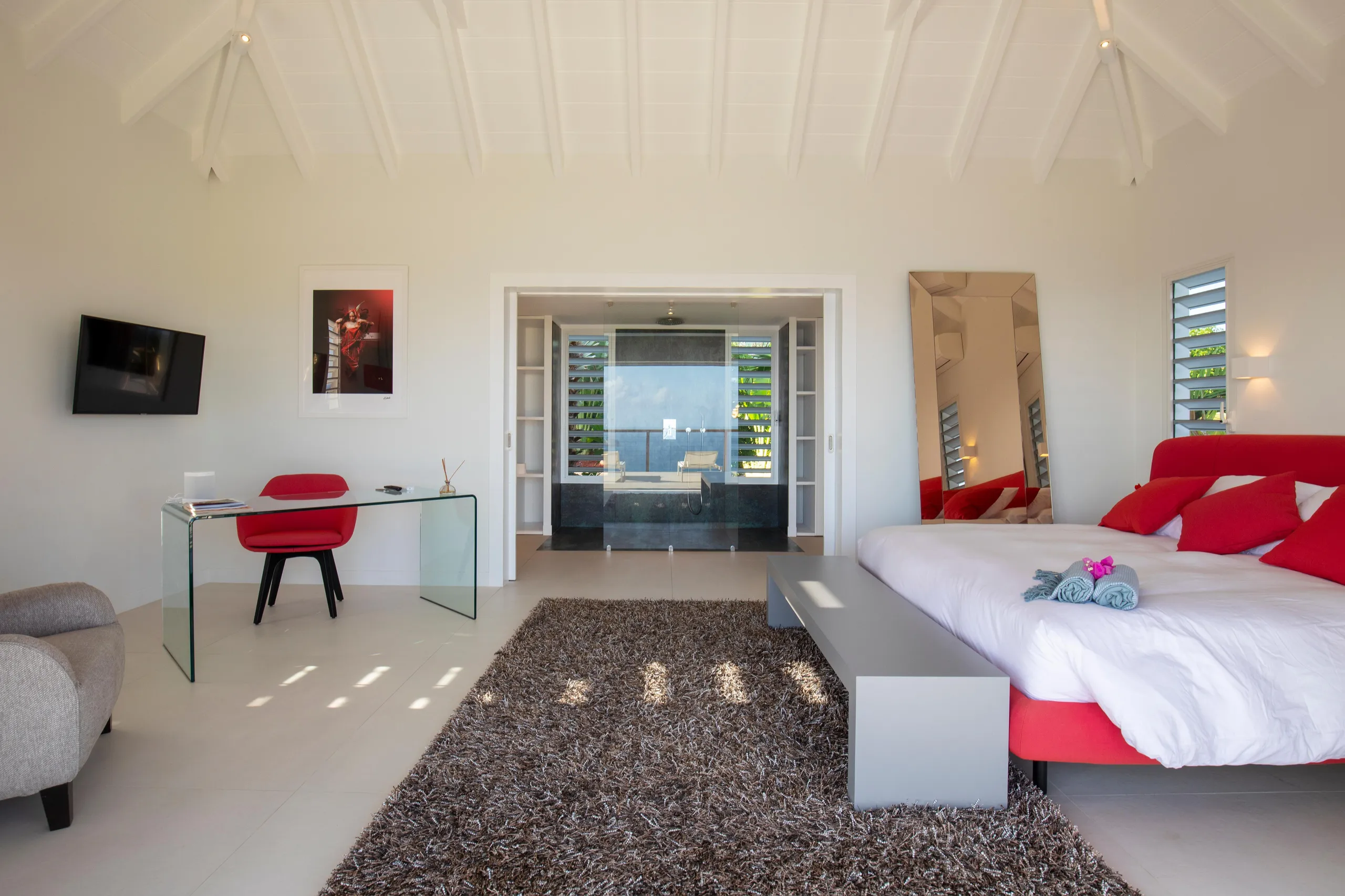 Lavish Seaview Villa with Infinity Pool and Fitness Room — photograph 7