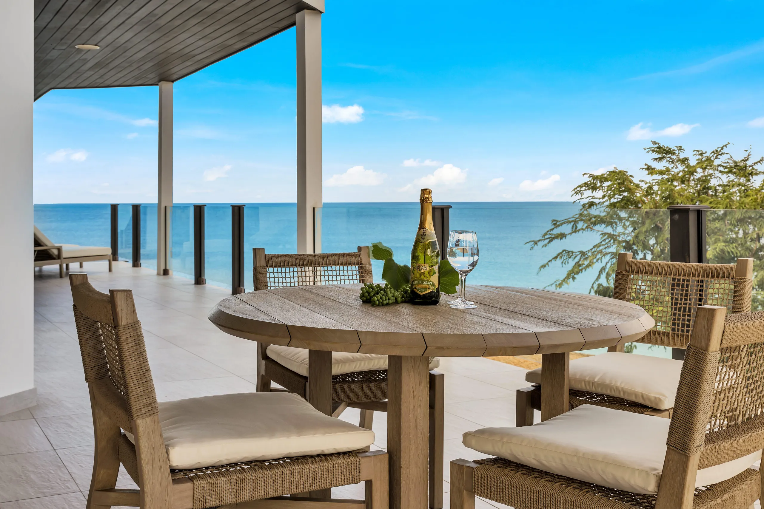 Posh Oeanfront 3Bedroom Villa with Spectacular Views — photograph 2