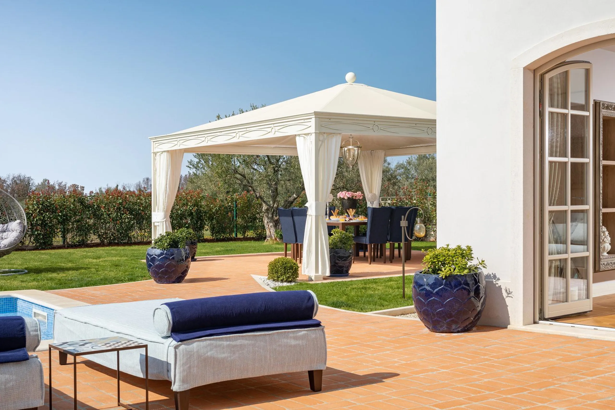 Palatial Gleaming White Villa with Private Pool a Scenic Views — photograph 5